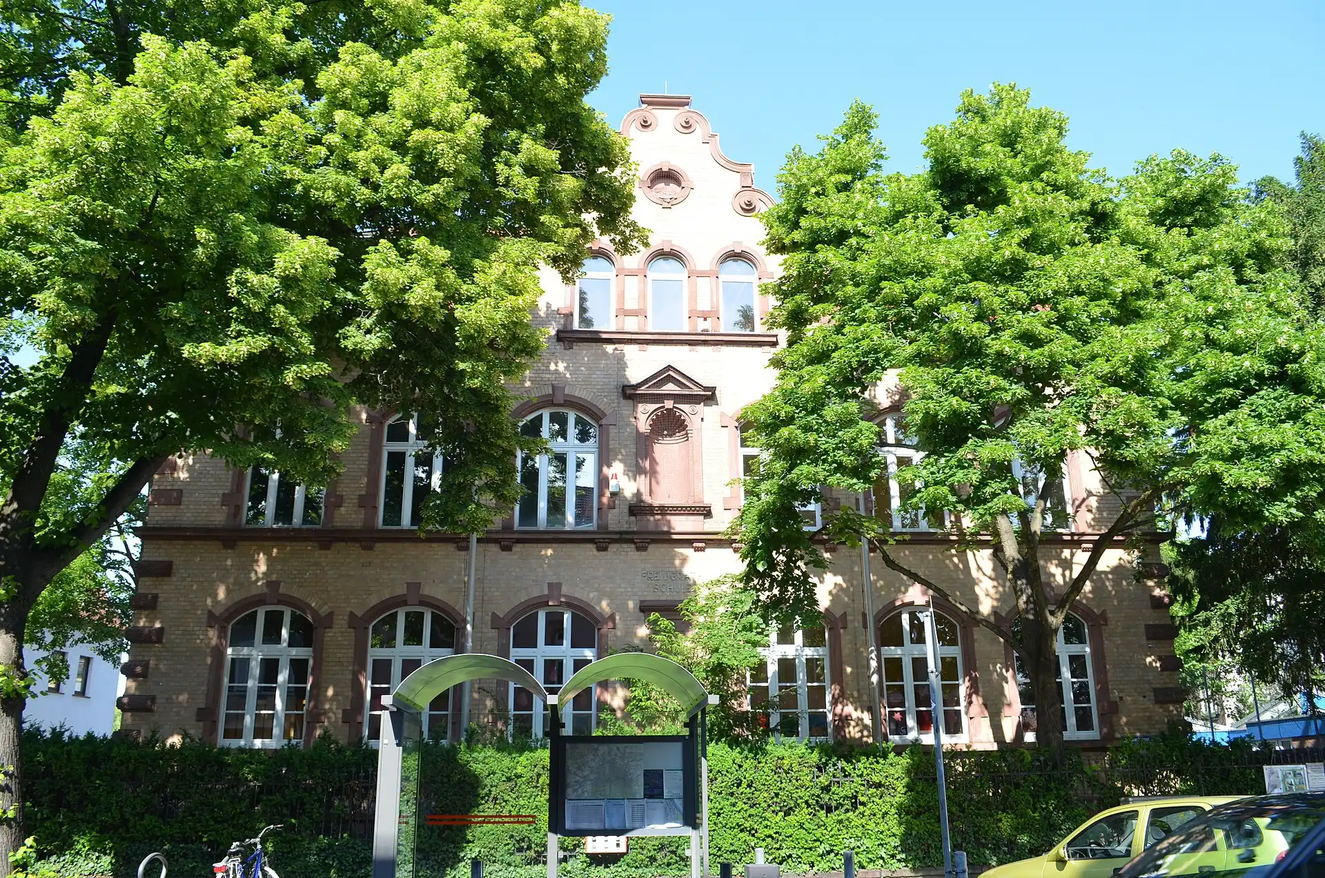 Gartenseite der Freiligrathschule in Frankfurt Fechenheim