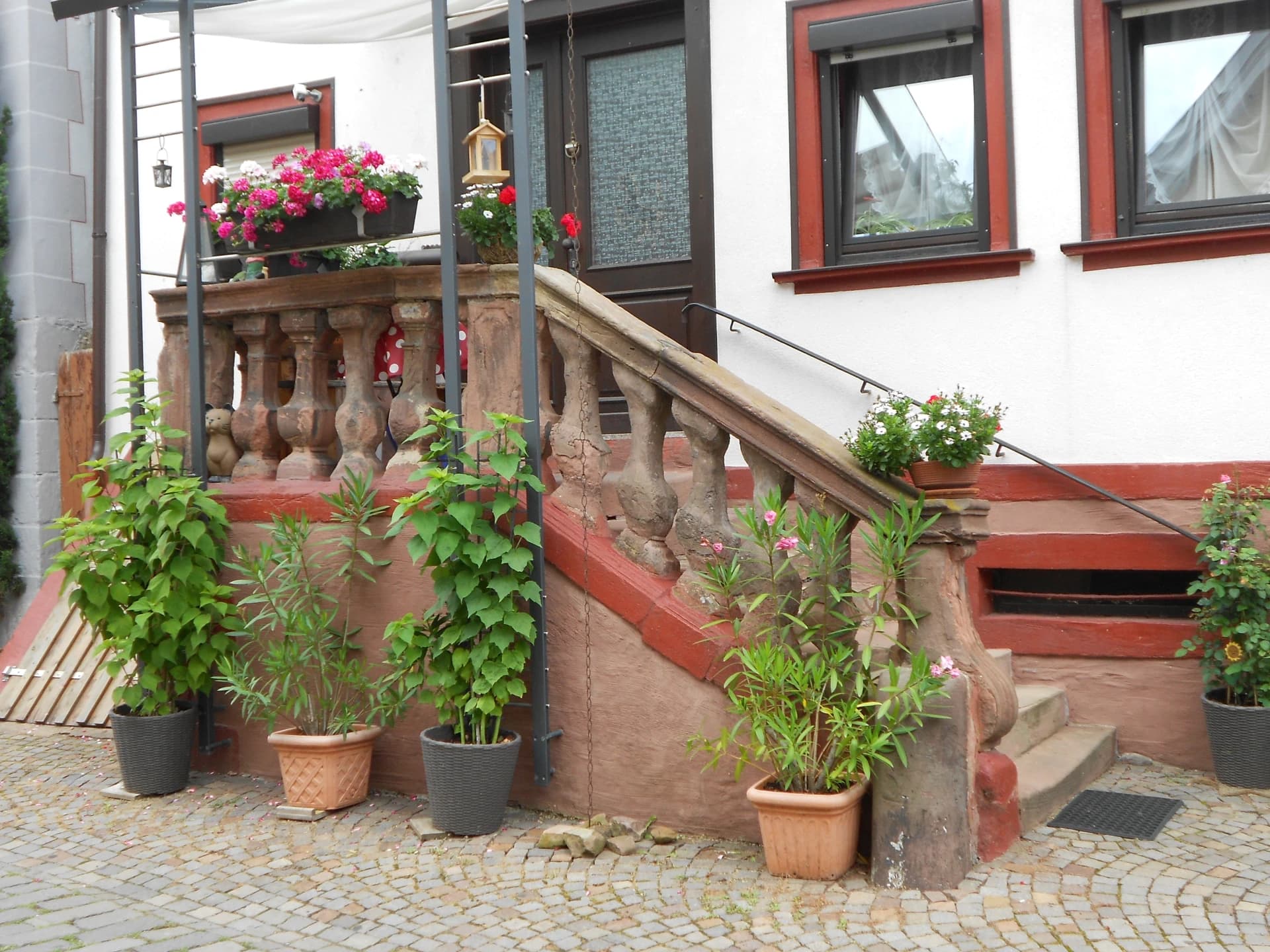 Freitreppe mit Sandstein-Balustrade an einem Wohnhaus in Klingenberg am Main