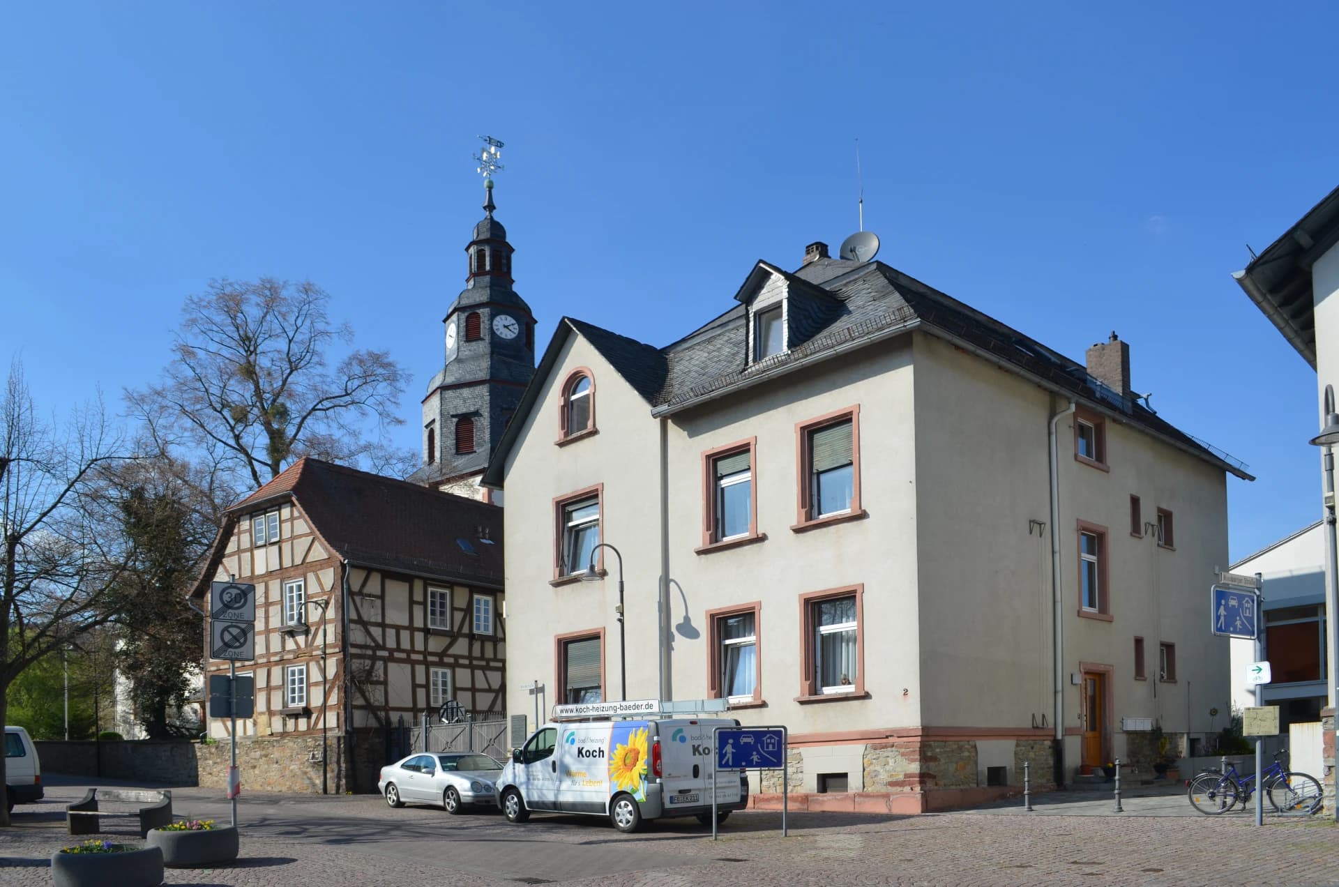 Friedberger Straße 2 mit Kirchturm in Ober-Rosbach, Rosbach vor der Höhe