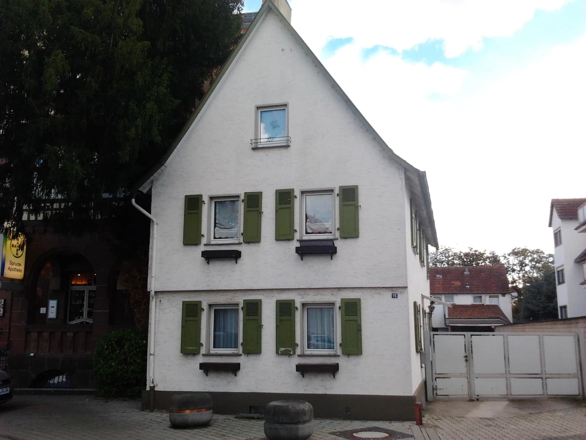 Giebelhaus mit grünen Fensterläden an der Friedberger Straße in Bad Vilbel