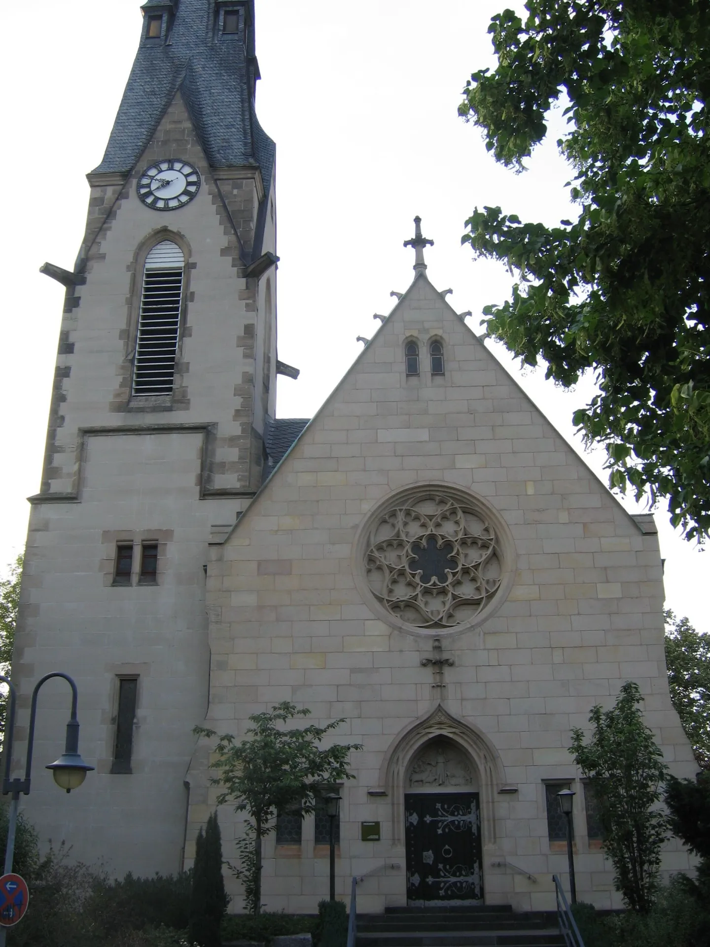 Frontansicht der Friedenskirche in Hanau-Kesselstadt