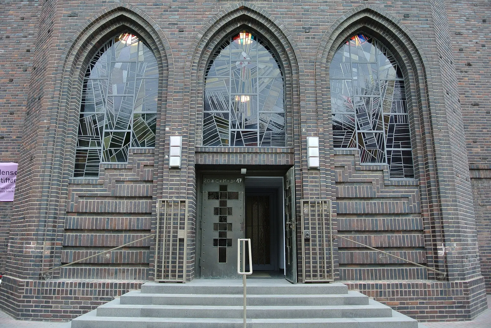 Portal der Friedenskirche im Frankfurter Gallus