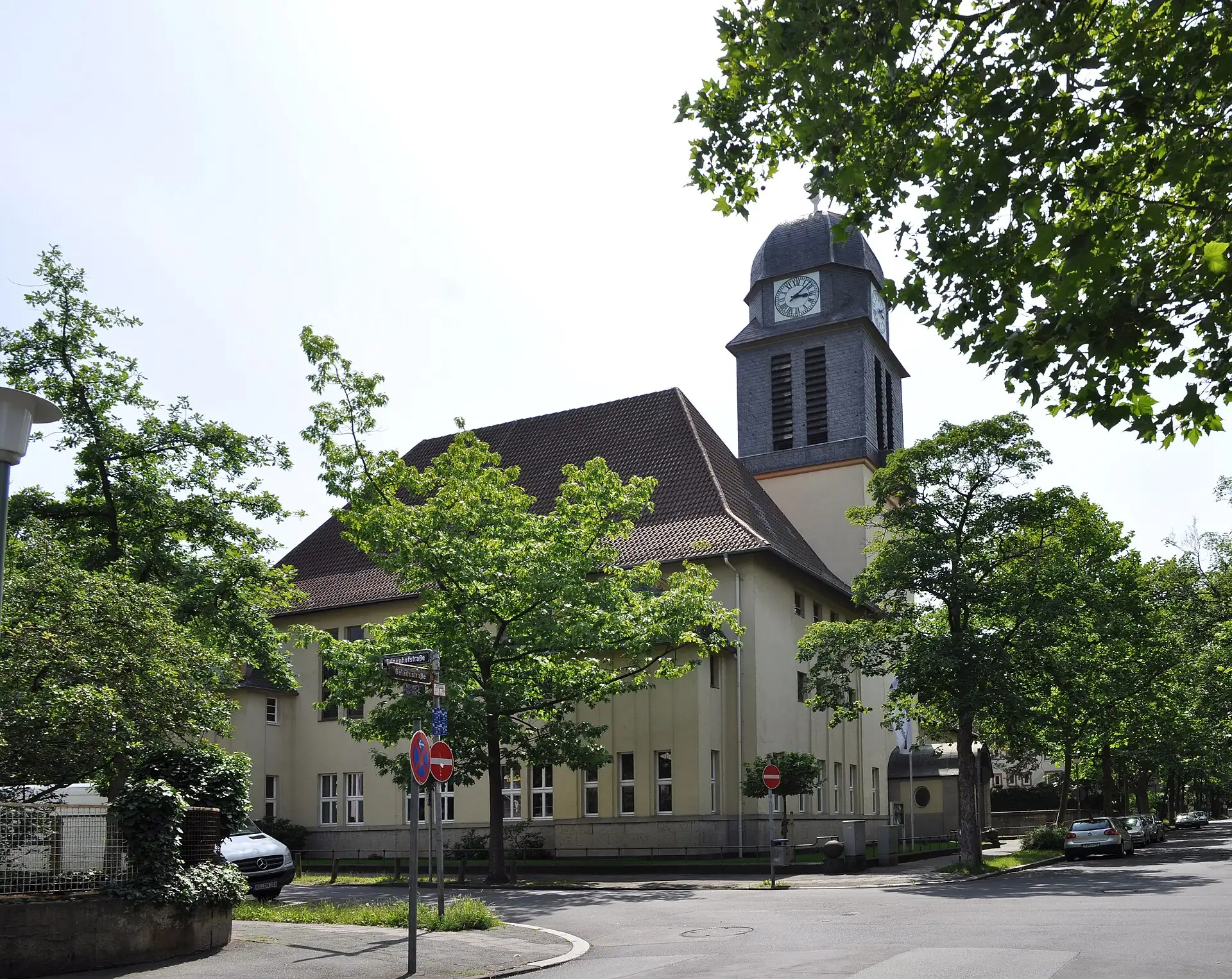 Friedenskirche von der Geleitsstraße aus in Offenbach-Westend