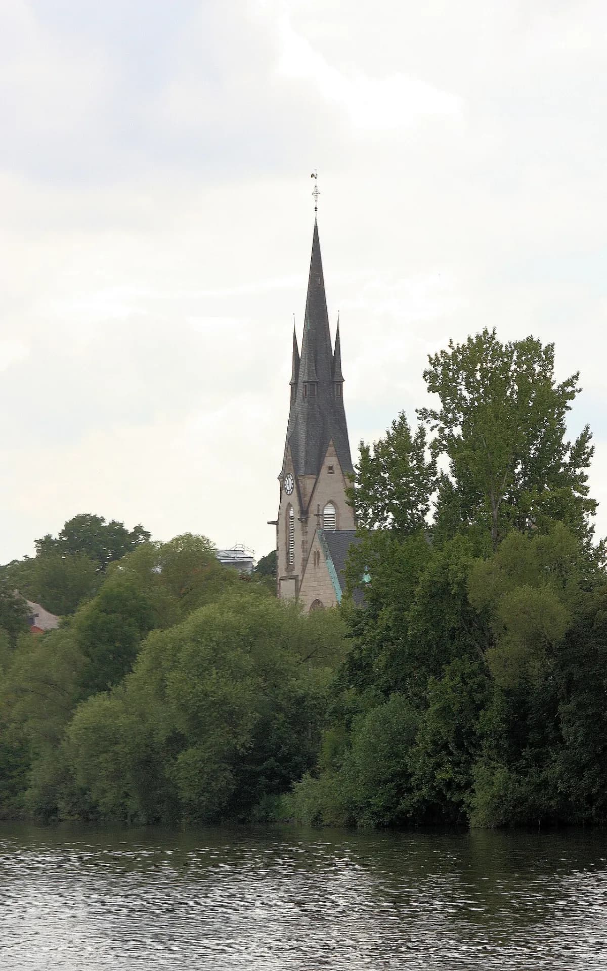 Turm der Friedenskirche über dem Main in Hanau-Kesselstadt