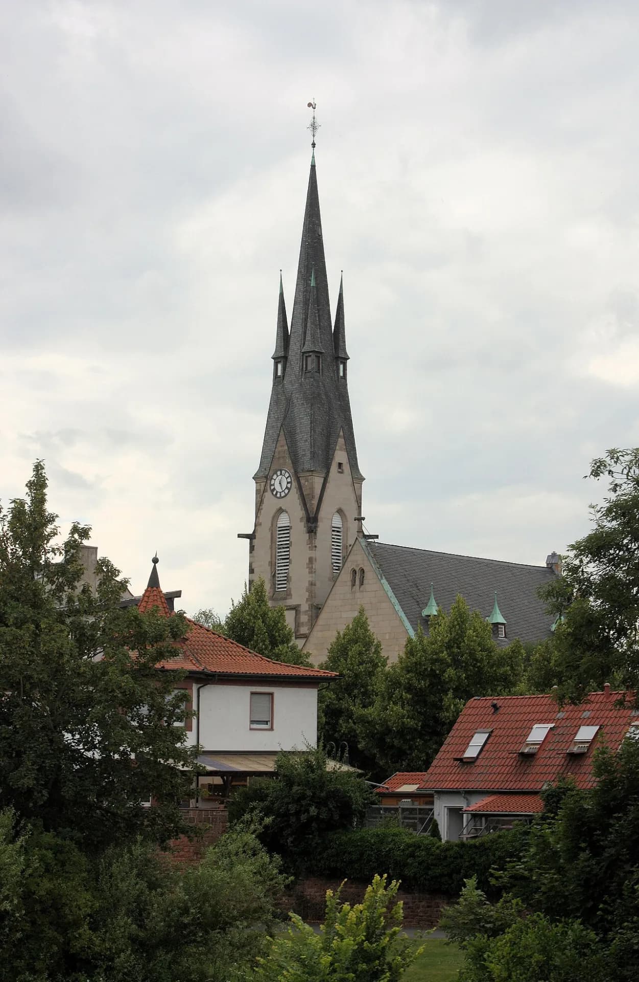 Friedenskirche über den Dächern von Hanau-Kesselstadt