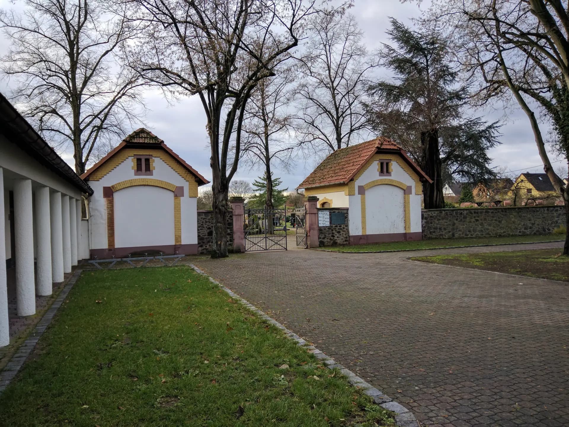 Haupteingang des Friedhofs in Hanau-Klein-Auheim
