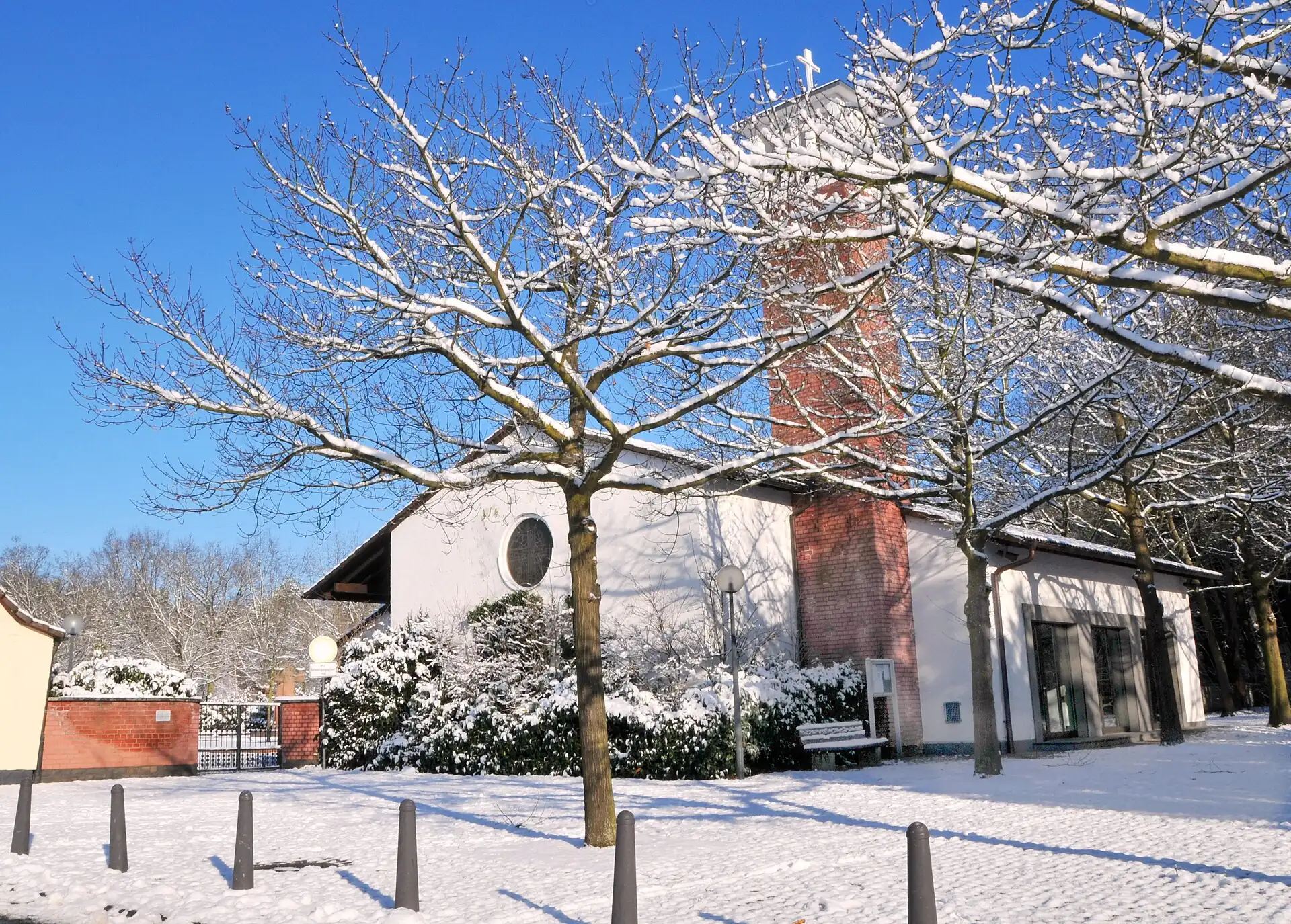 Friedhof an der Schwarzbachstraße in Obertshausen im Winter