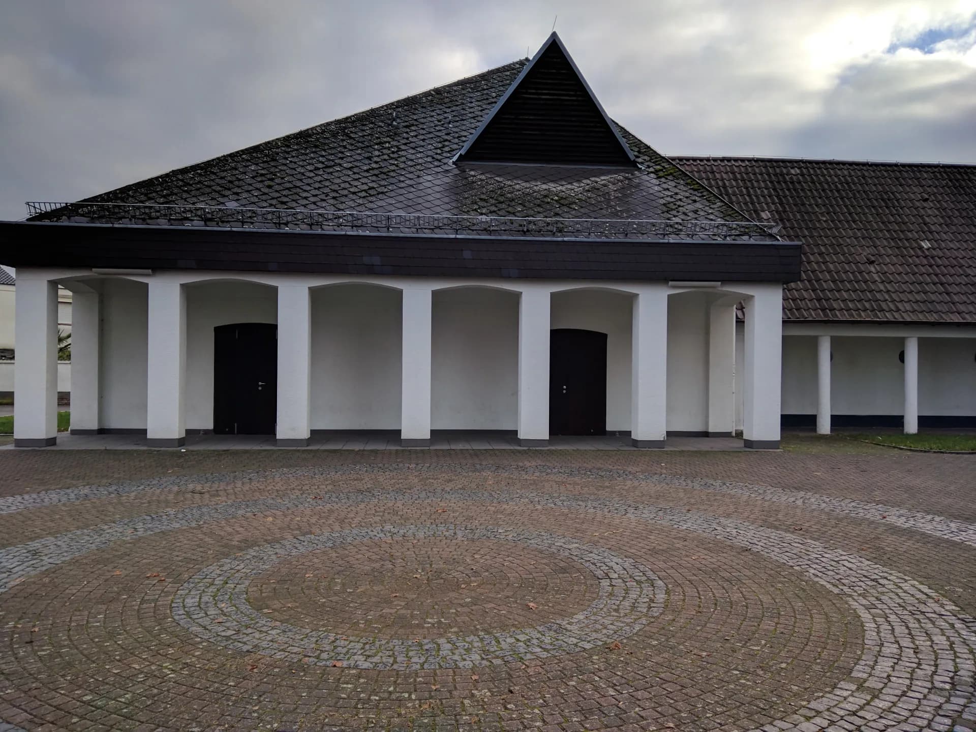 Trauerhalle auf dem Friedhof in Hanau-Klein-Auheim
