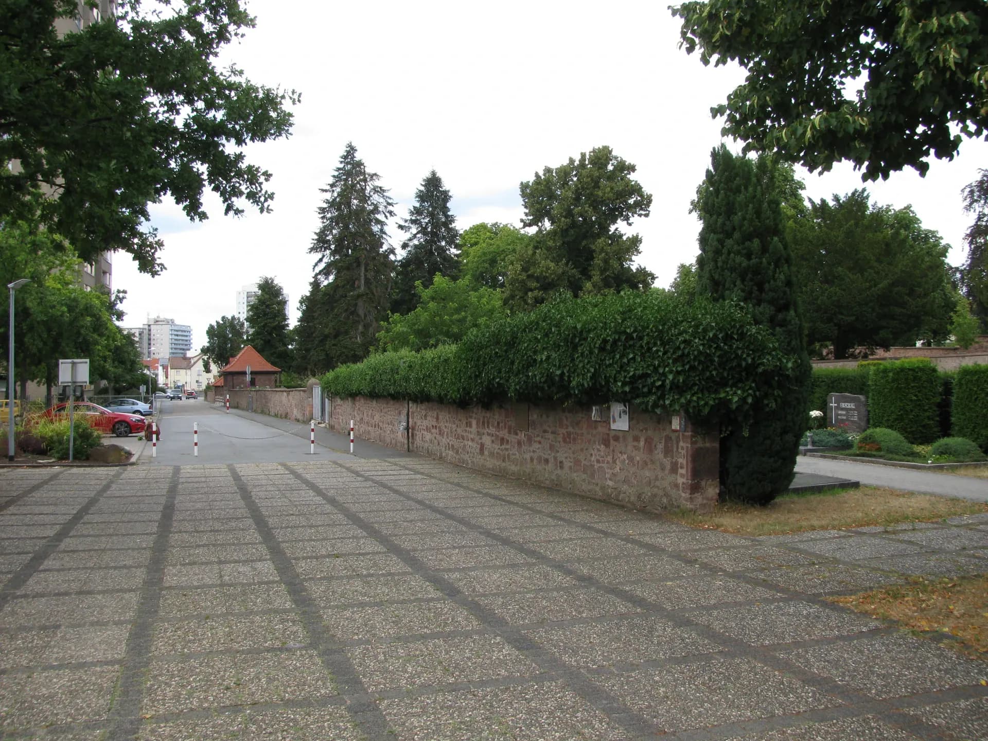 Friedhofsmauer mit Gedenktafel in Langen