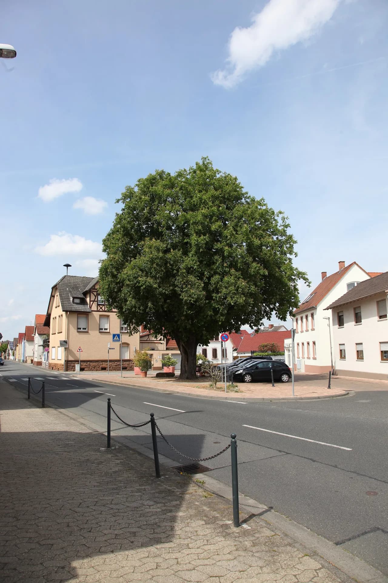 Straßenkreuzung am Friedrich-Ebert-Platz in Nauheim
