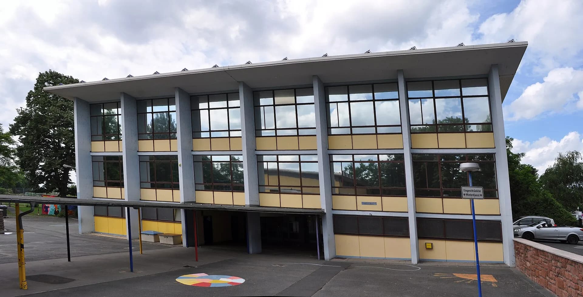 Seitenansicht der Friedrich-Ebert-Schule in Offenbach-Waldheim