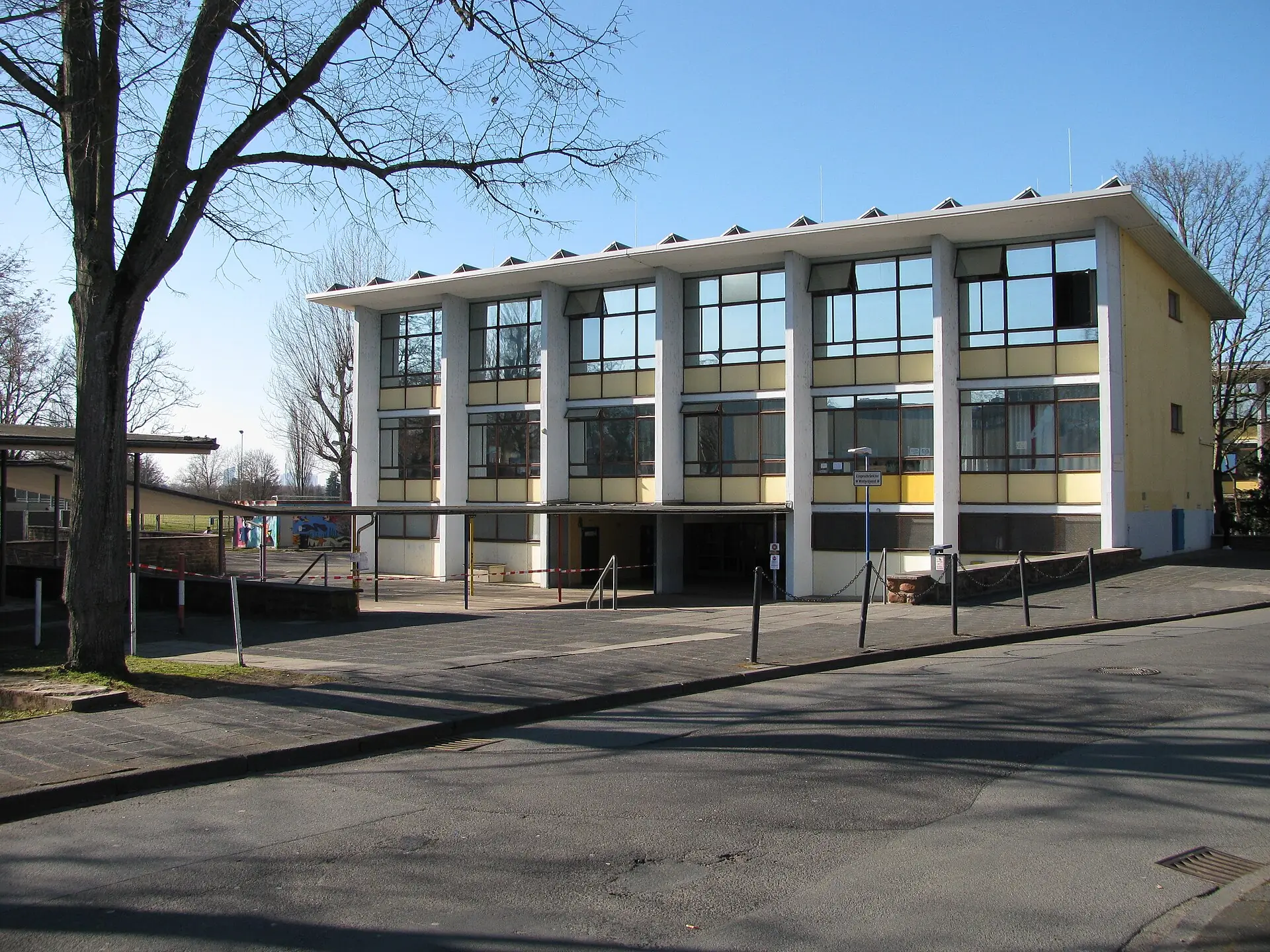 Vorplatz der Friedrich-Ebert-Schule in Offenbach-Waldheim