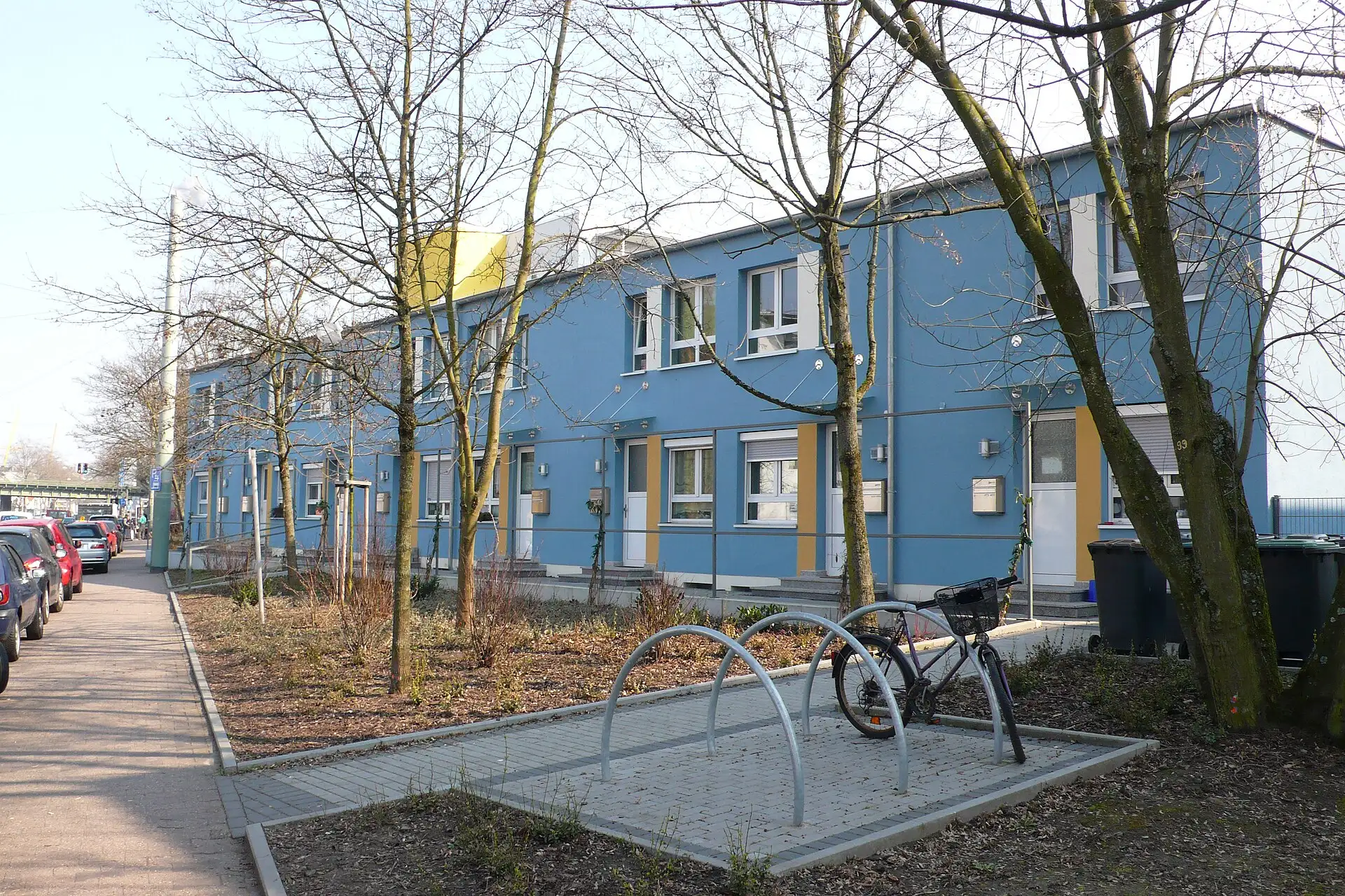 Blau gefasste Wohnzeile in der Friedrich-Ebert-Siedlung im Frankfurter Gallus