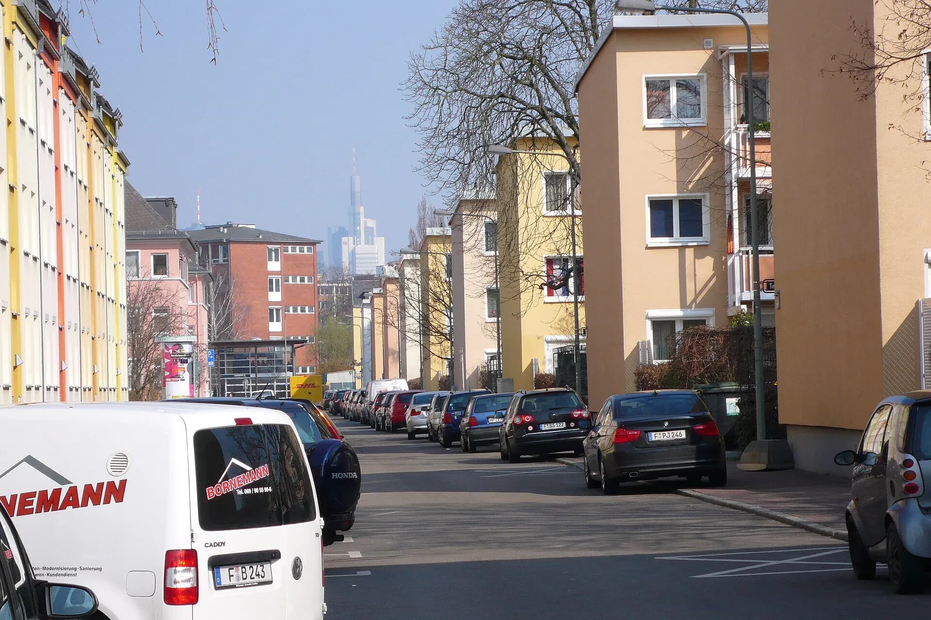 Farbige Fassaden in der Friedrich-Ebert-Siedlung im Frankfurter Gallus