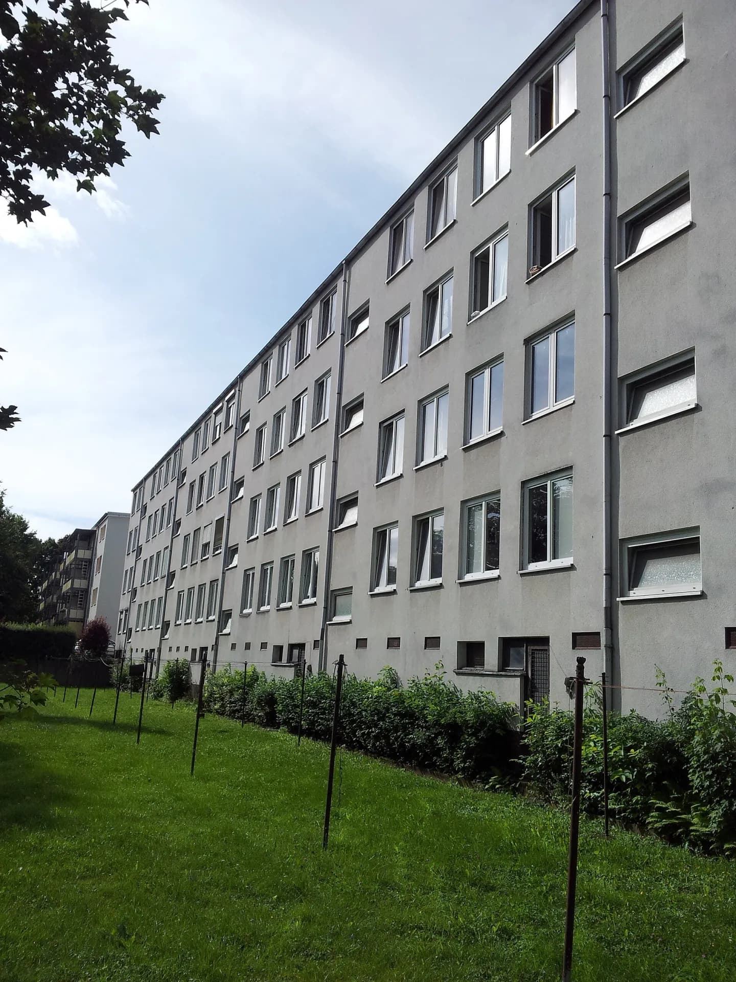 Lange Wohnzeile der Friedrich-Ebert-Siedlung im Frankfurter Gallus