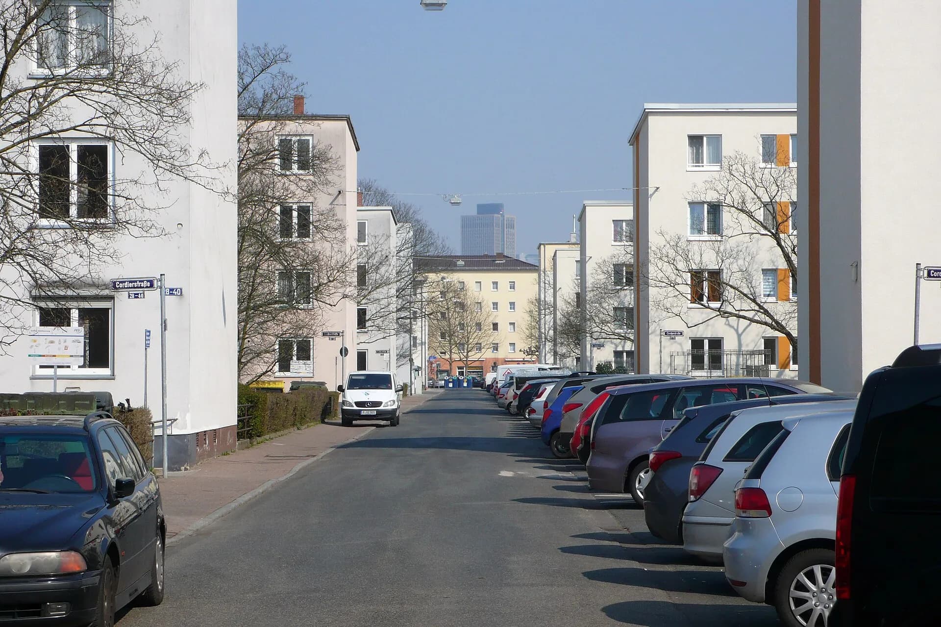 Wohnstraße in der Friedrich-Ebert-Siedlung im Frankfurter Gallus