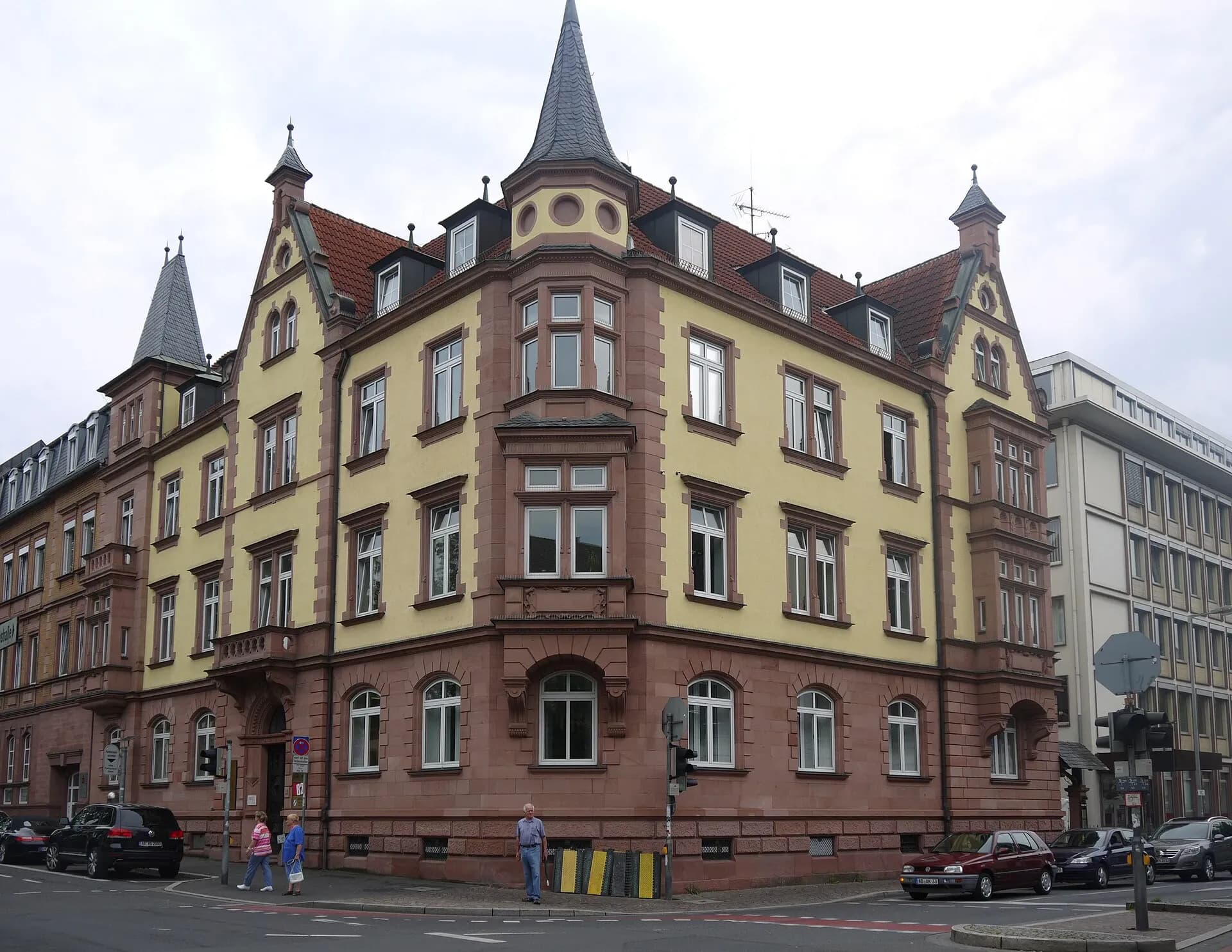 Gründerzeit-Eckhaus mit Türmchen in der Friedrichstraße in Aschaffenburg