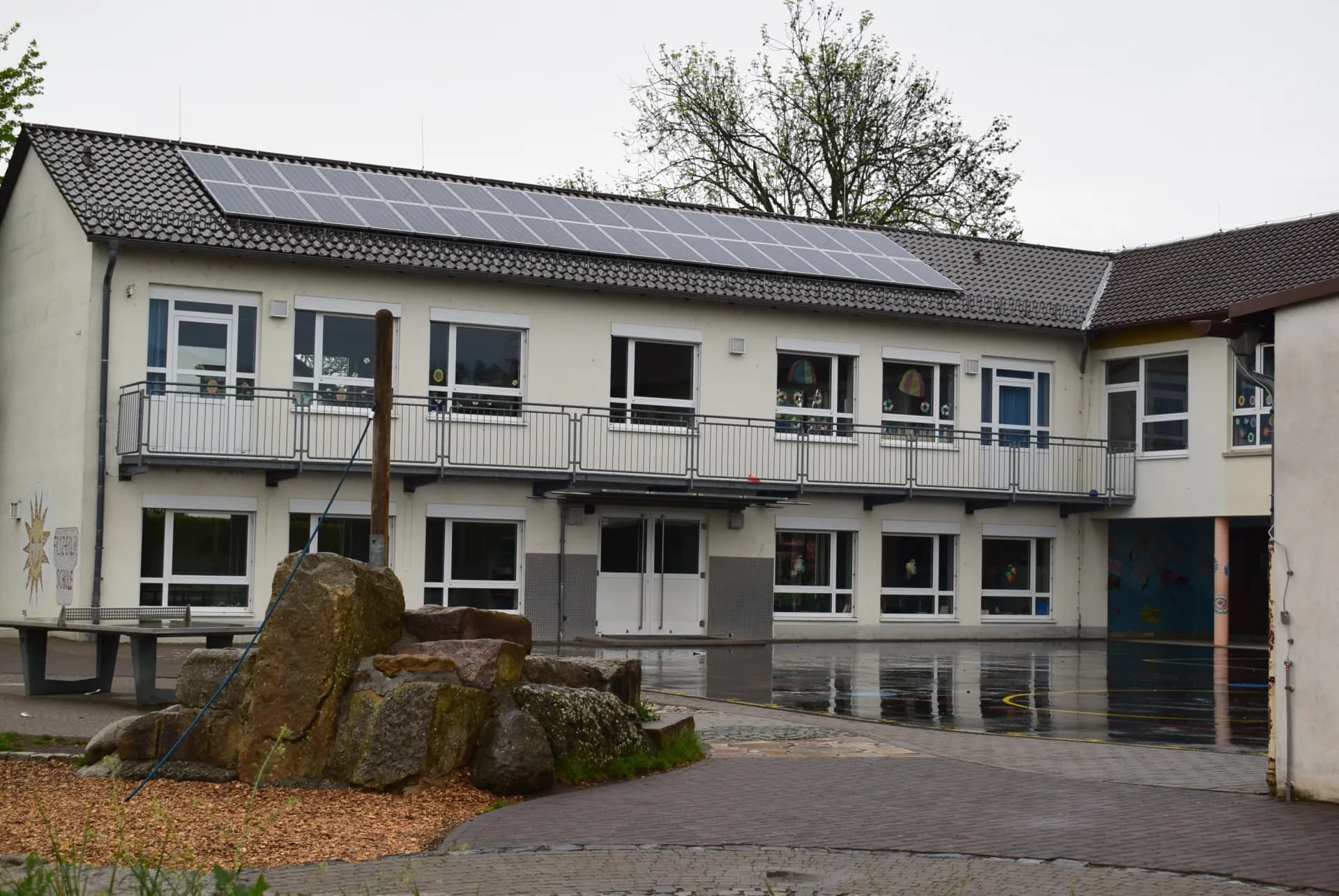 Innenhof der Fritz-Erler-Schule in Ober-Wöllstadt