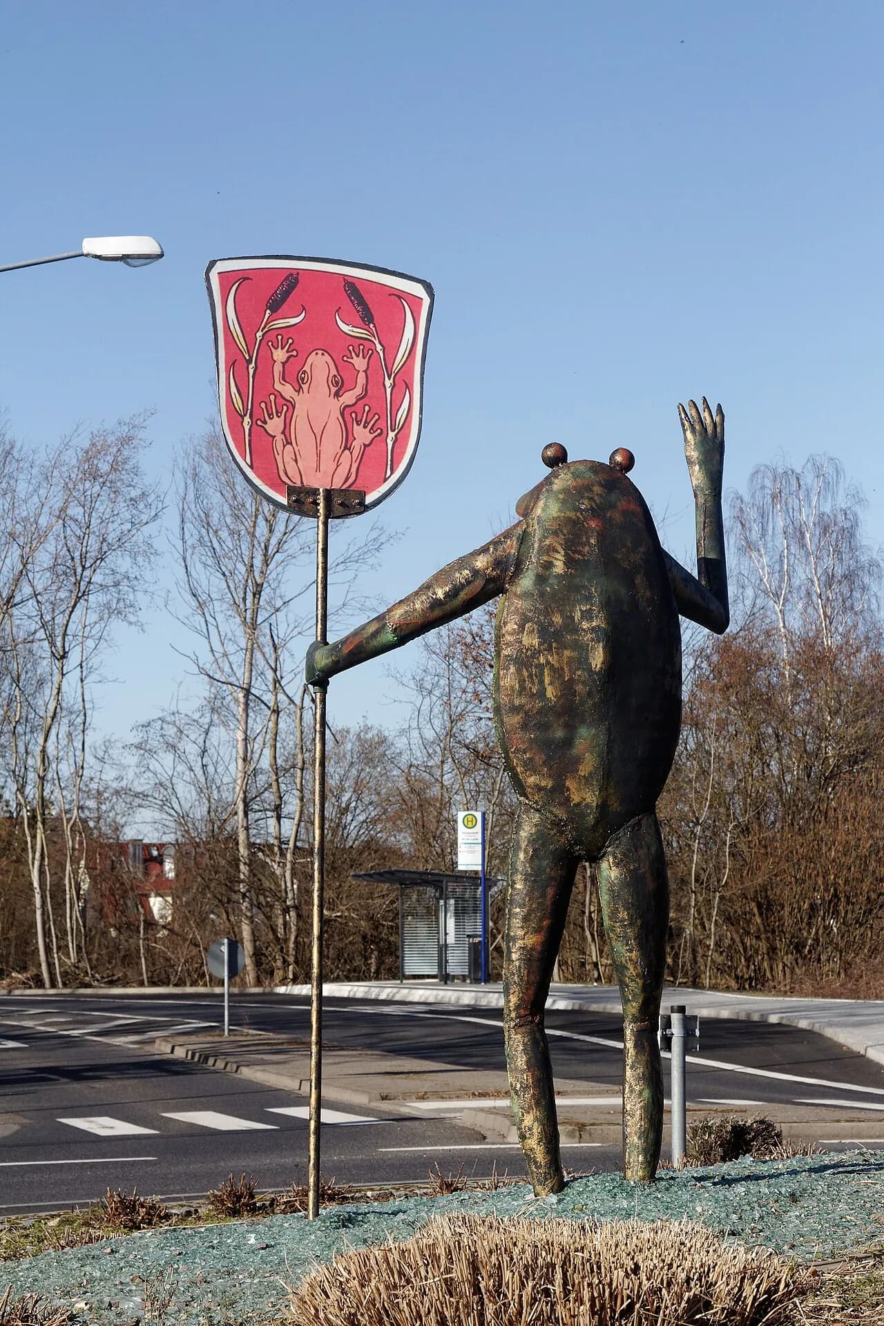 Froschskulptur am Kreisel in Froschhausen in Seligenstadt