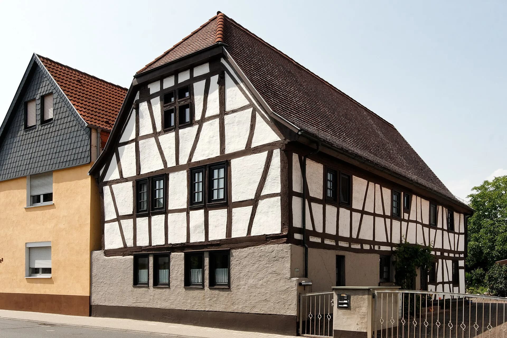 Seligenstädter Straße 30 und 32 in Froschhausen in Seligenstadt