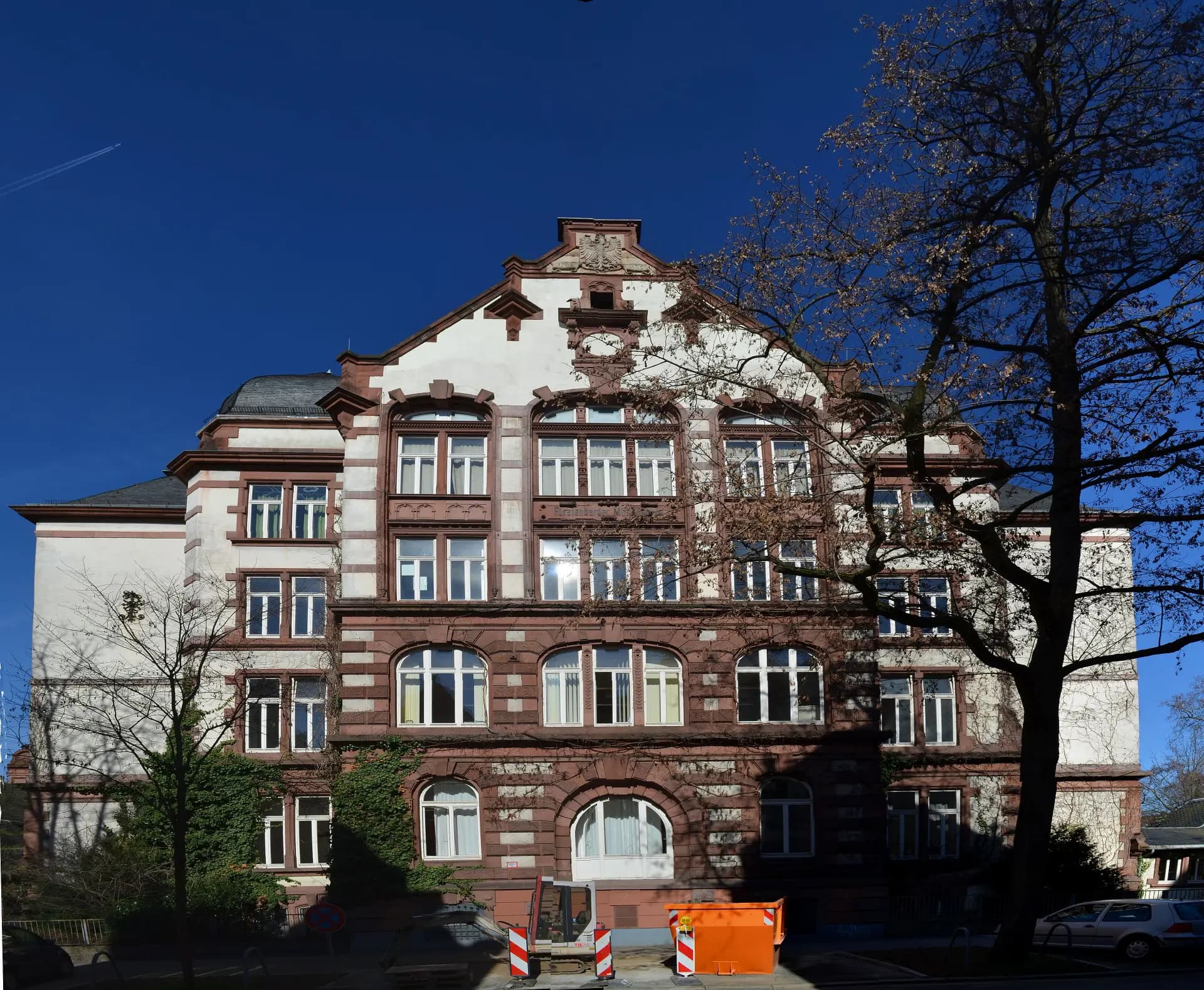 Backsteiner Schulbau an der Fürstenbergerstraße im Frankfurter Nordend