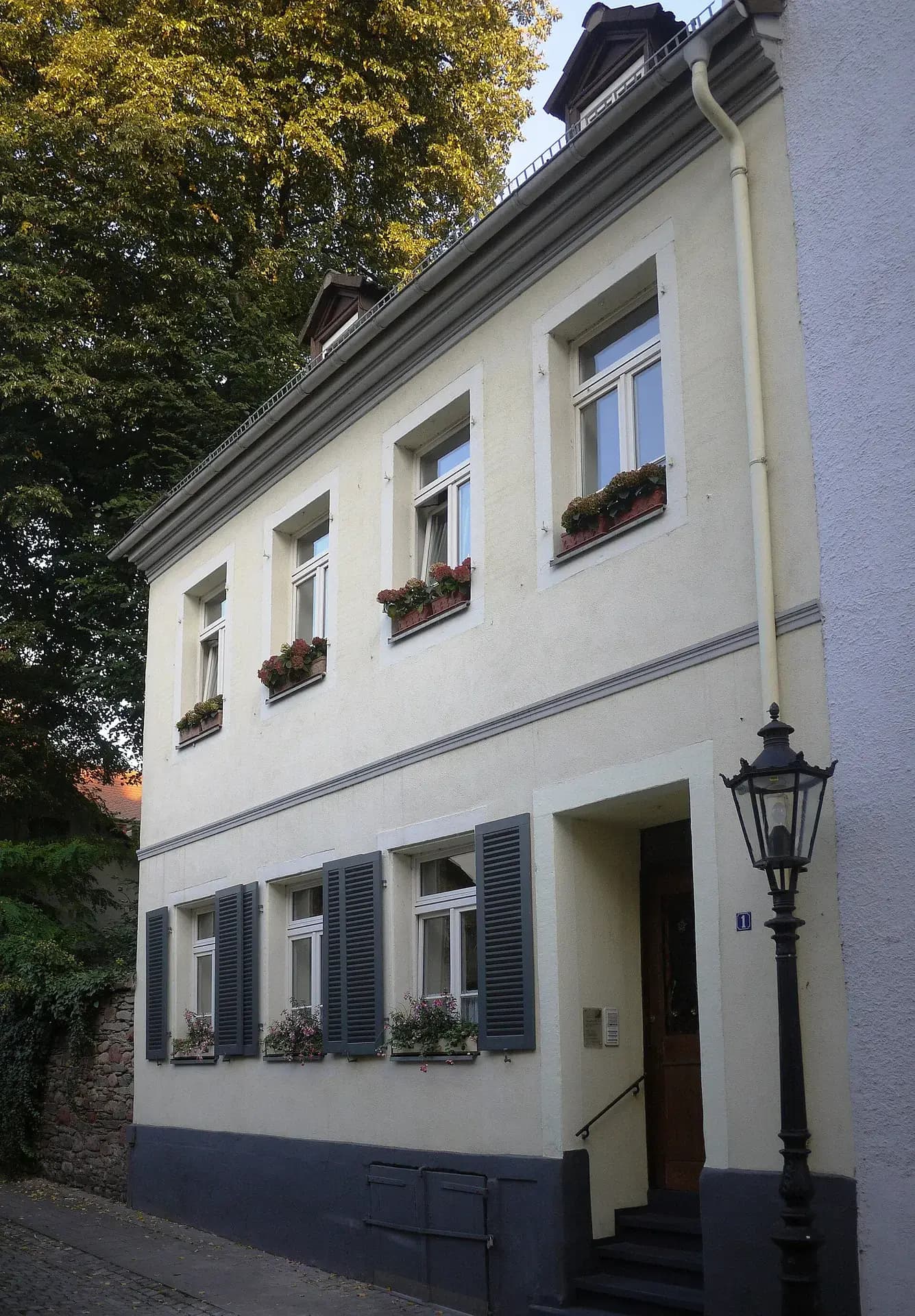 Weiß verputztes Wohnhaus in der Fürstengasse in Aschaffenburg