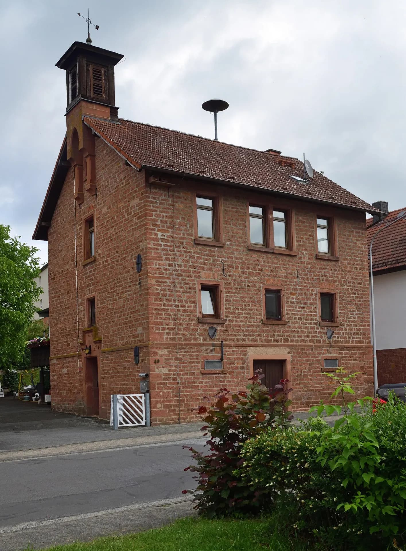 Sandsteinhaus mit Glockentürmchen in Fürstengrund in Bad König