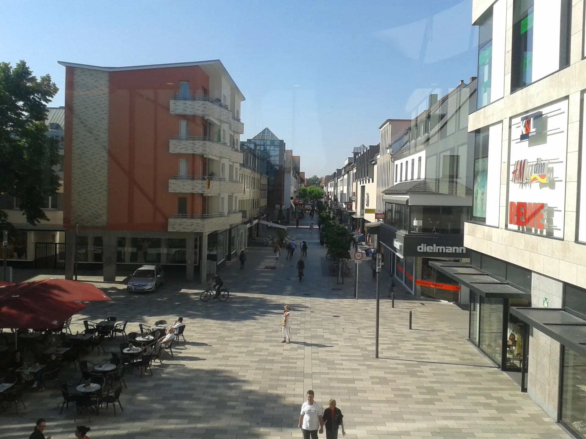 Fußgängerzone mit Außengastronomie in Hanau