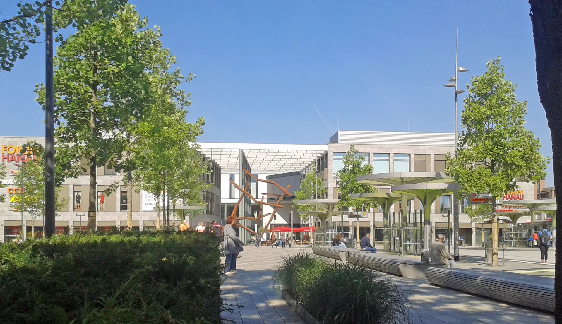 Fußgängerzone zwischen Neubauten in Hanau