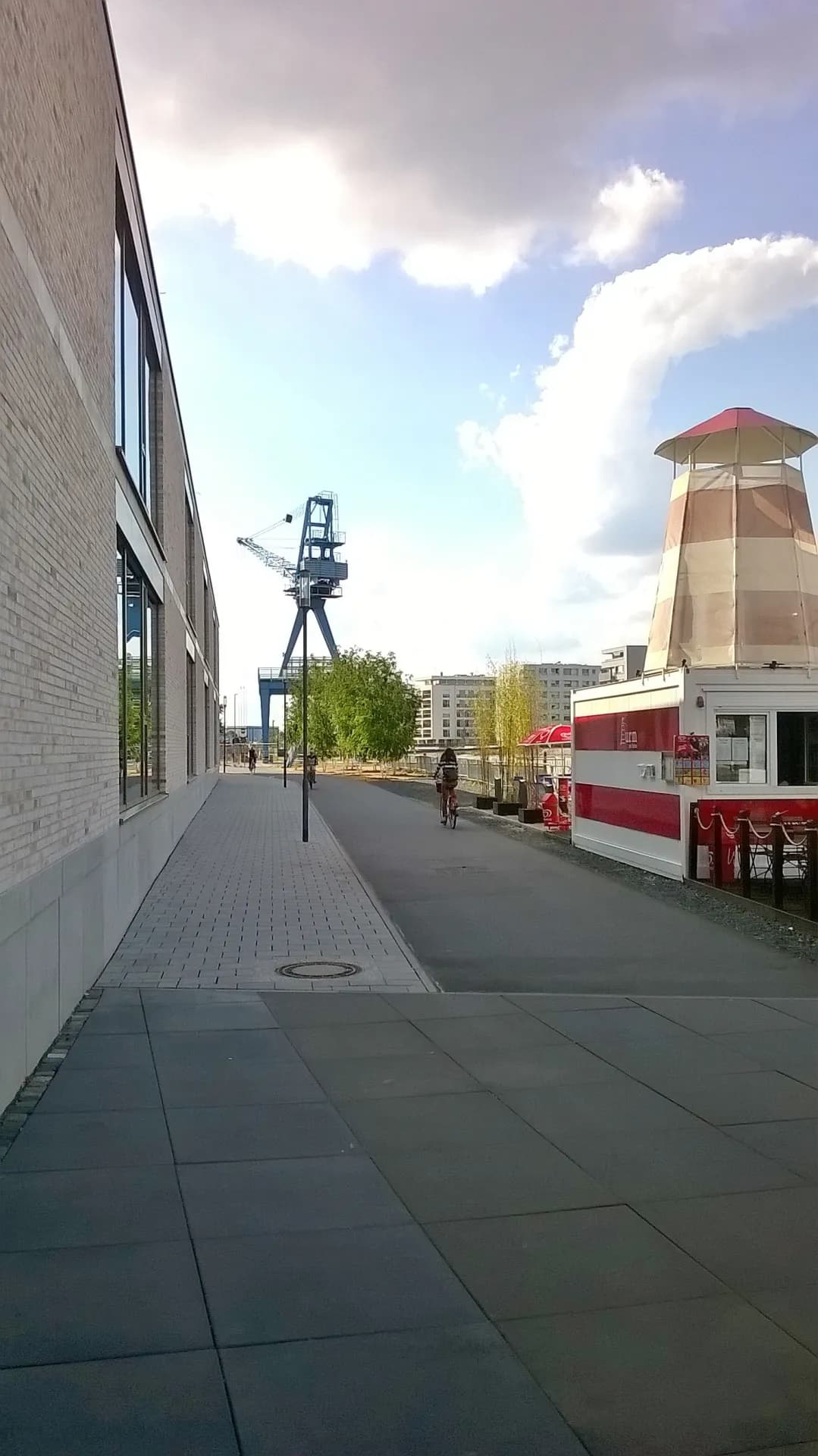 Fußweg zum Hafenbecken in Offenbach-Hafen