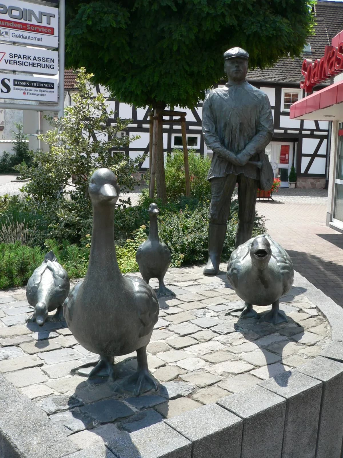 Bronzeskulptur mit Gänsen in der Ortsmitte von Rodgau