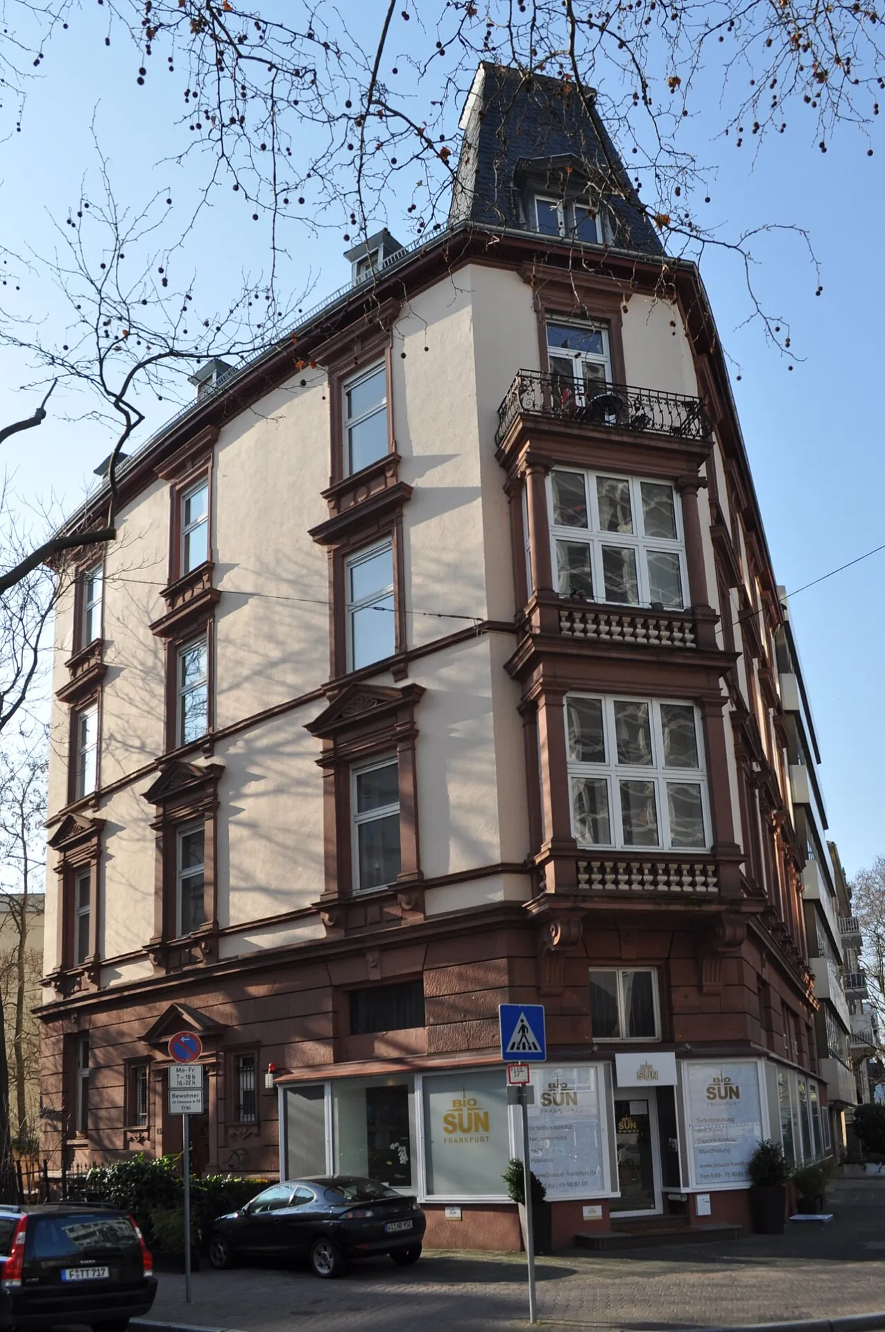 Eckhaus mit Turmhaube am Gärtnerweg im Frankfurter Westend