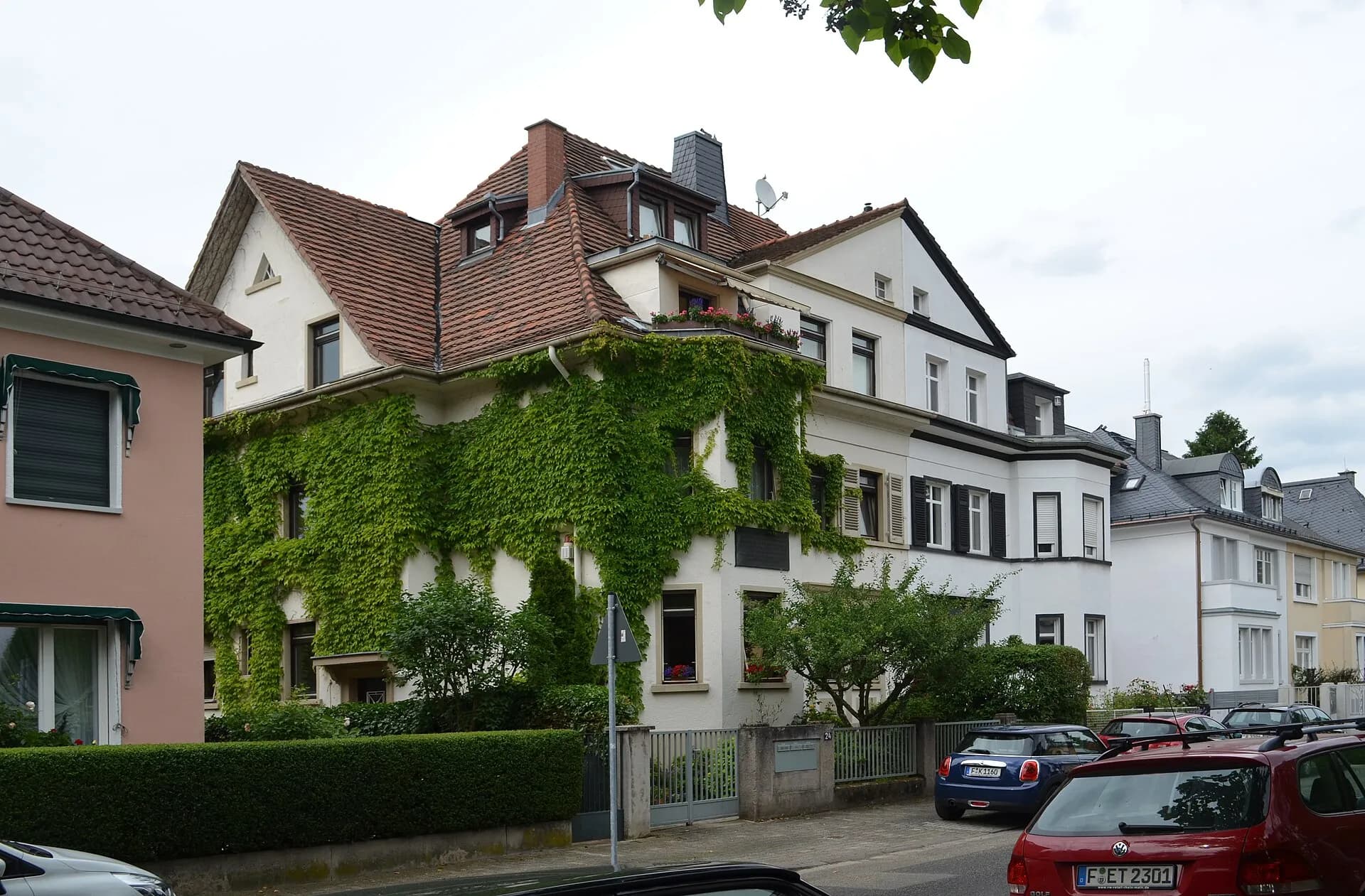 Begrüntes Wohnhaus in der Ganghoferstraße in Frankfurt Dornbusch