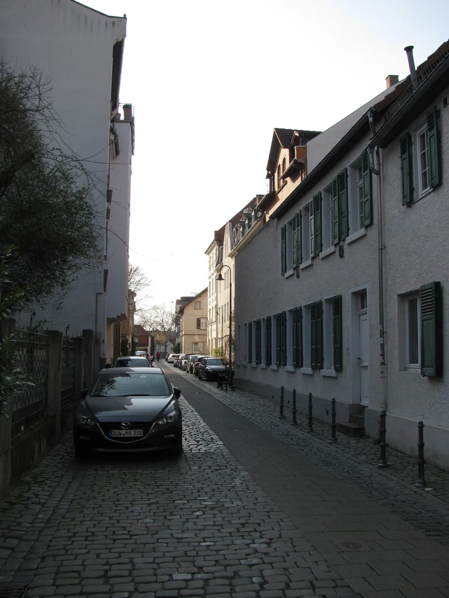 Kopfsteinpflastergasse in der Gardistenstraße in Darmstadt-Nord