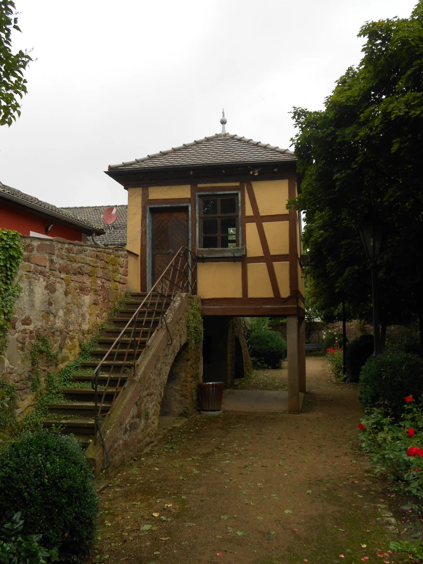 Historisches Gartenhaus im Rosengarten in Klingenberg am Main