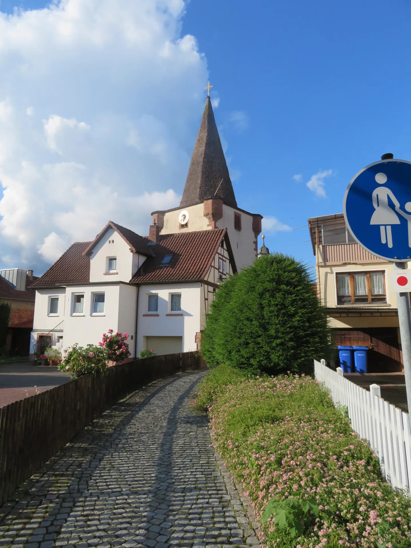 Gepflasterte Gasse mit Blick zum Kirchturm in Schöllkrippen
