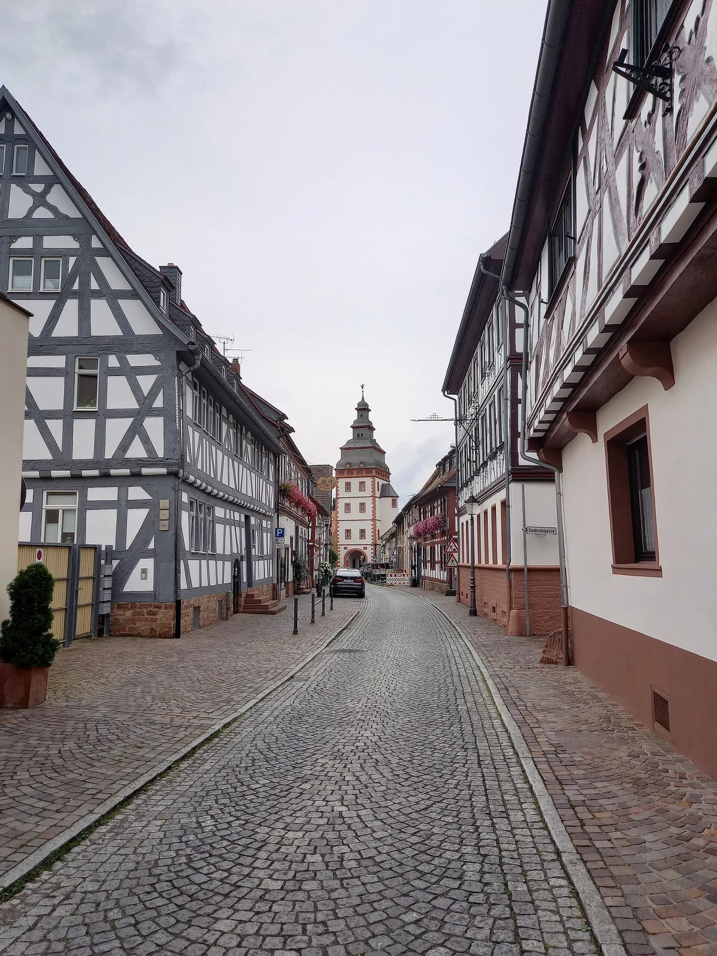 Altstadtgasse mit Blick zum Rathausturm in Seligenstadt