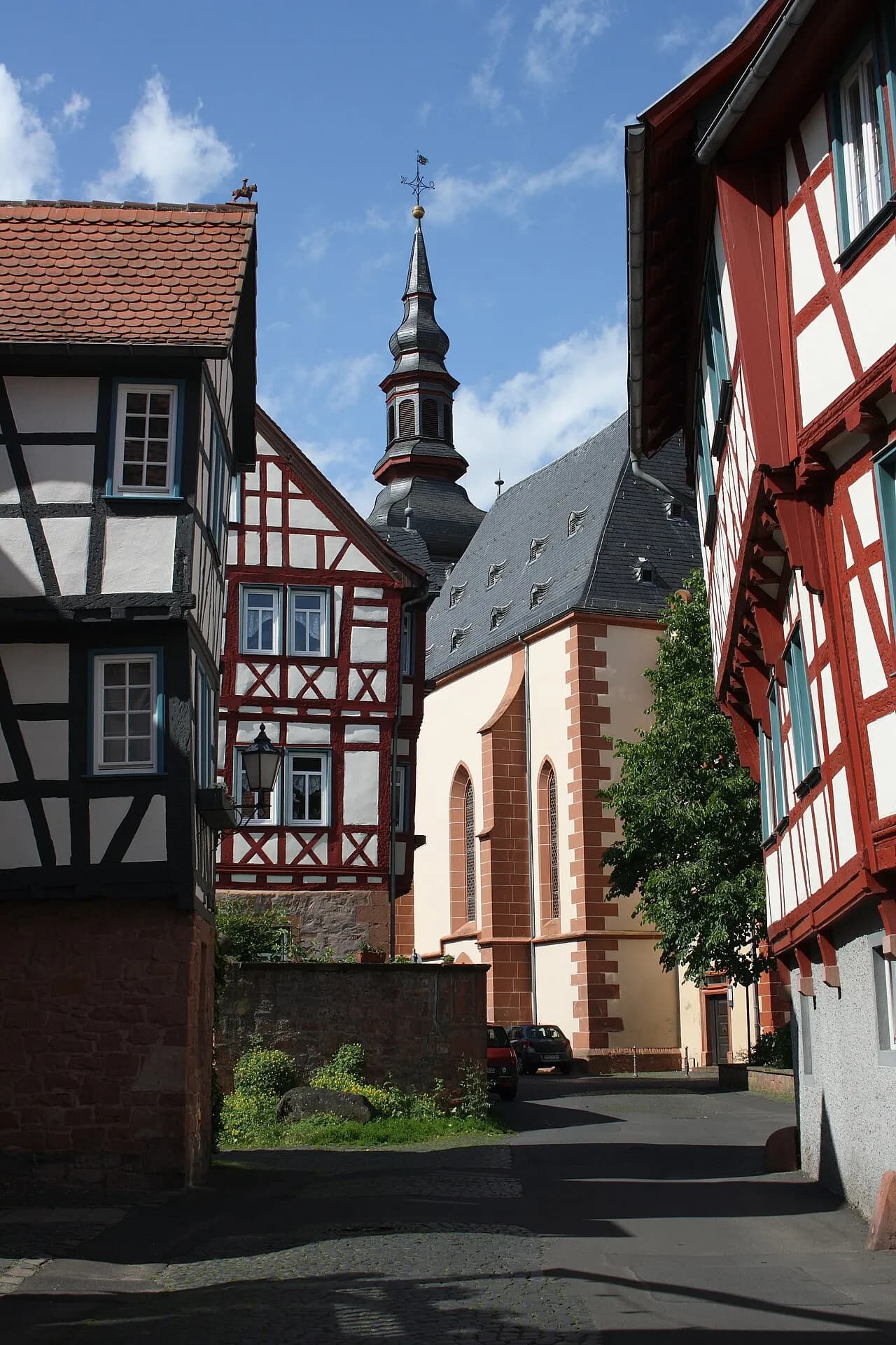 Altstadtgasse mit Blick auf den Kirchturm in Büdingen