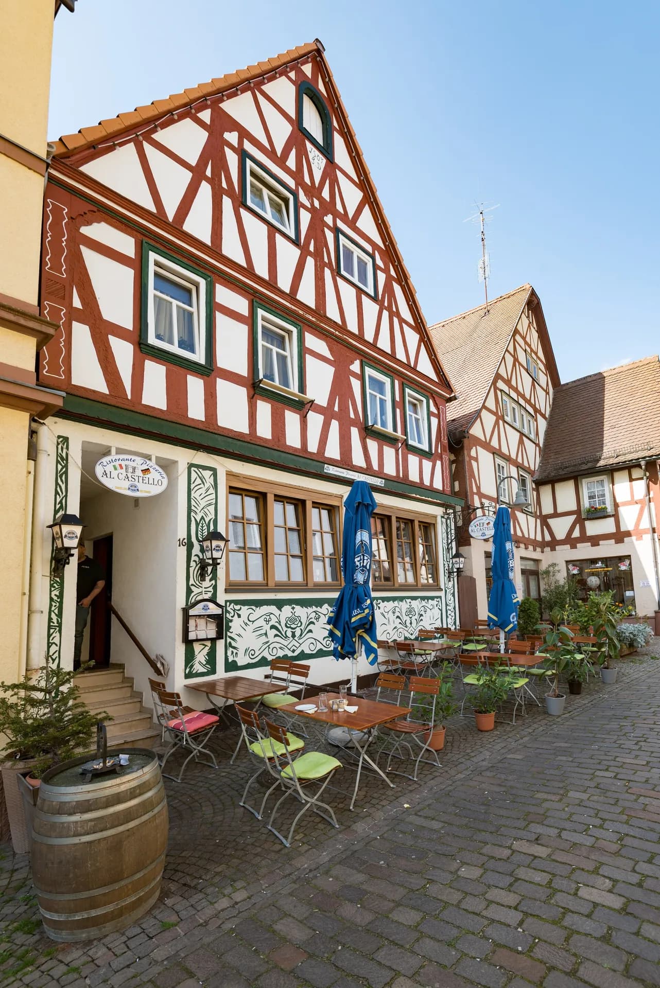 Altstadtgasse mit Straßengastronomie in Klingenberg am Main