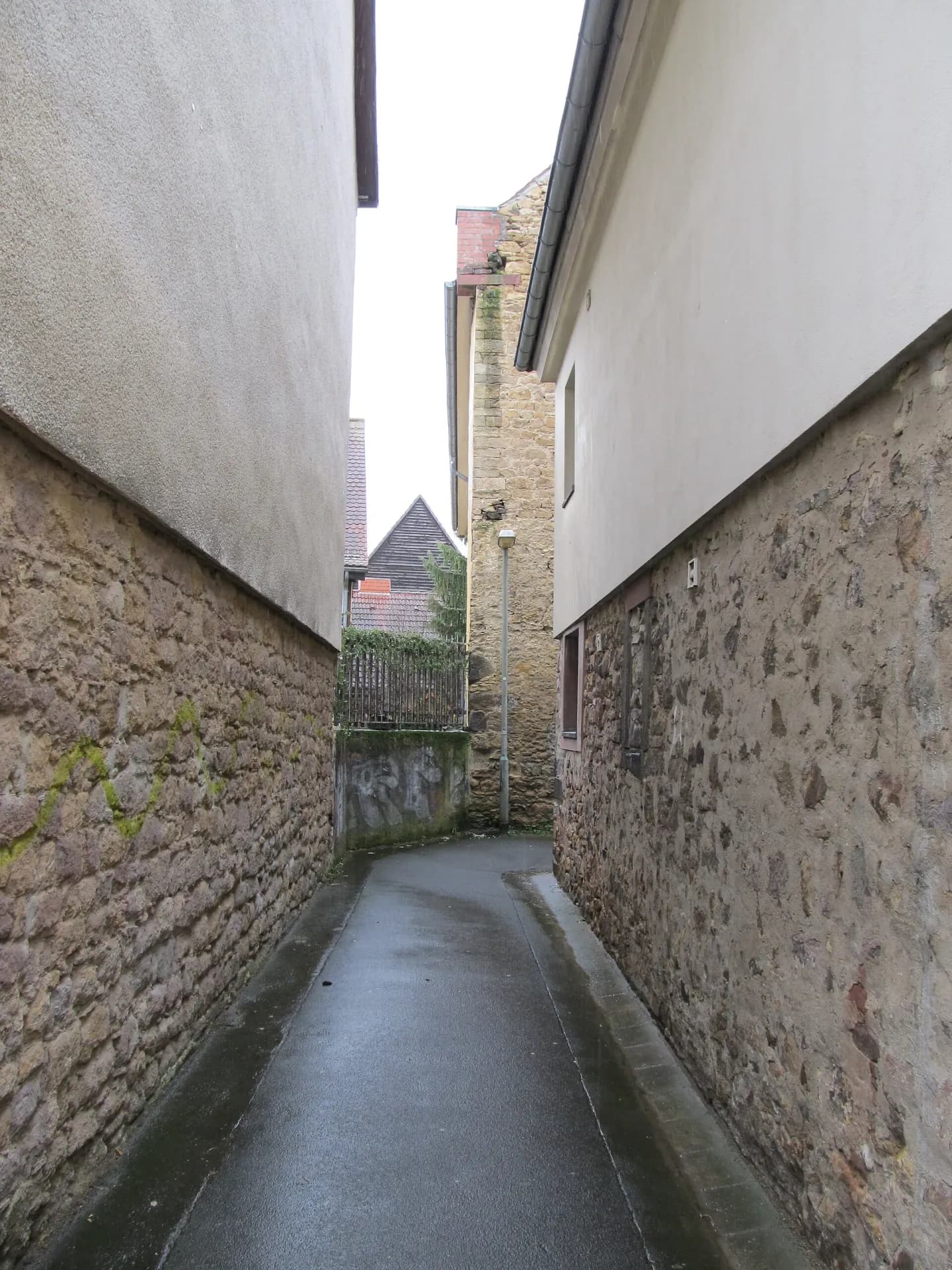 Enge Gasse an der Oberen Burggasse in Frankfurt Nieder-Erlenbach