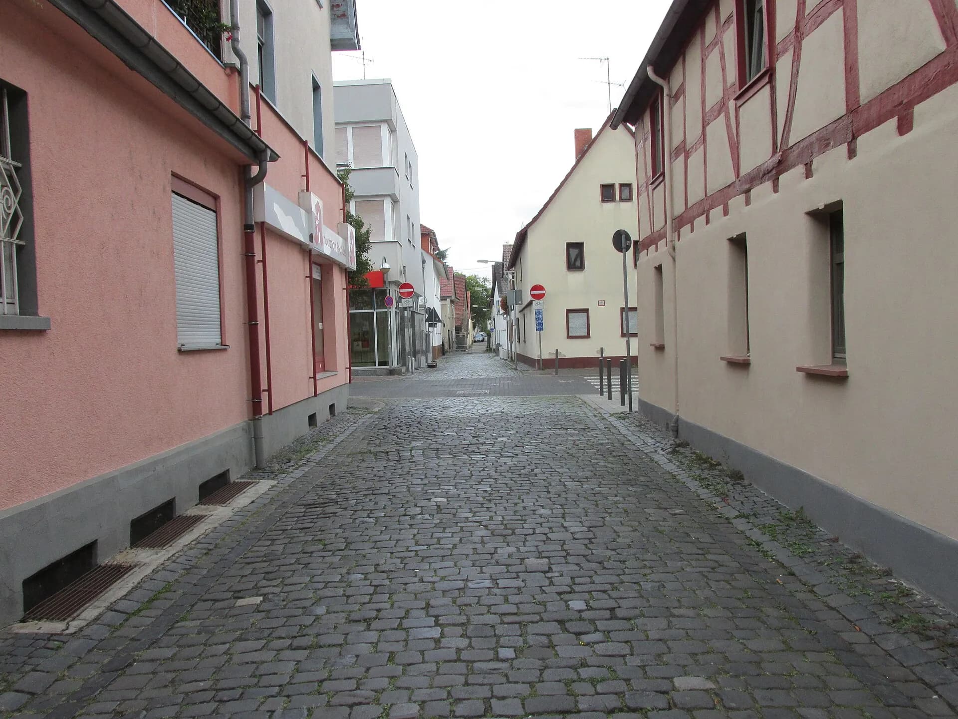 Blick durch die Schwarzbachstraße in Frankfurt Schwanheim