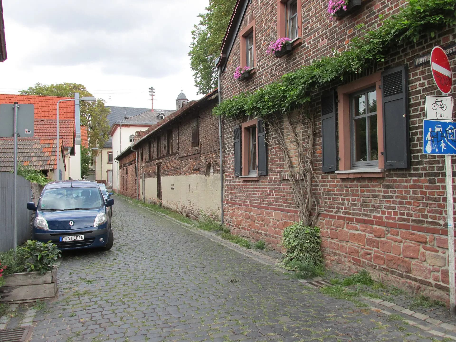 Blick durch die Vierhäusergasse in Frankfurt Schwanheim