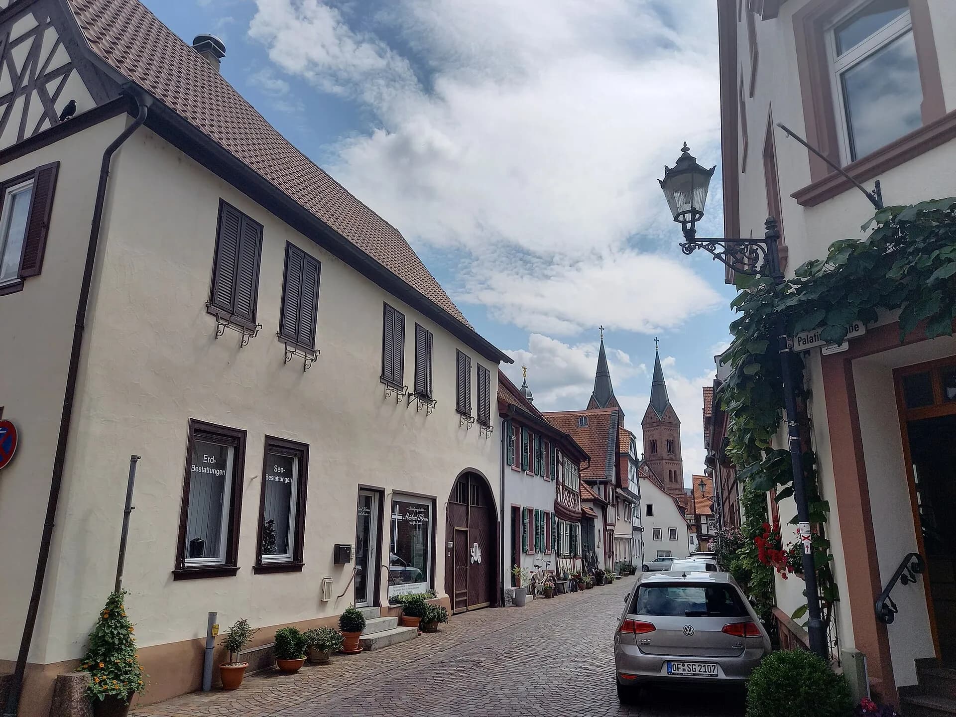Gassenblick zu den Basilikatürmen in Seligenstadt