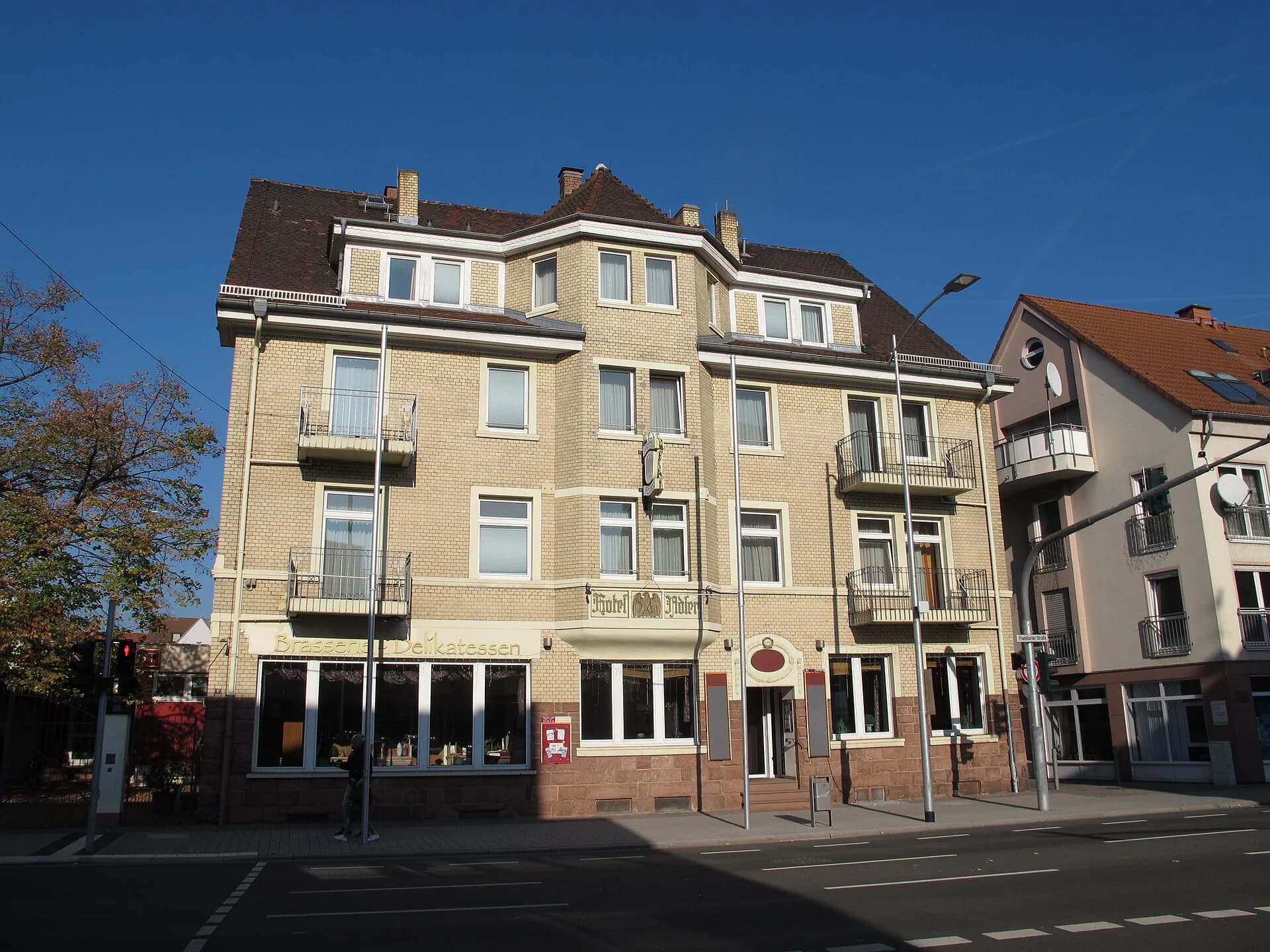Historisches Gasthaus an einer Straßenecke in Rüsselsheim