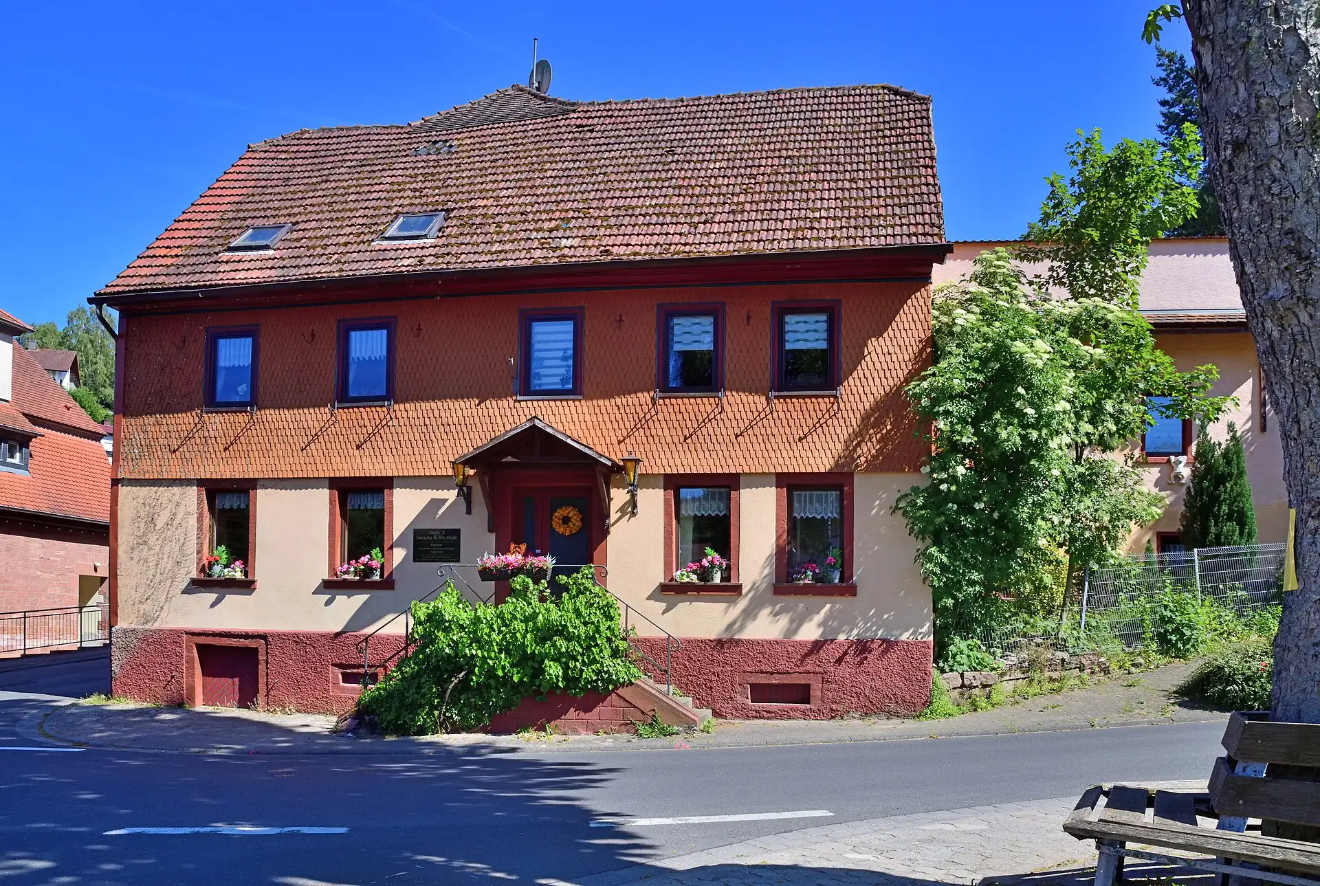 Gasthaus in der Erbacher Straße im Ortsteil Haingrund in Lützelbach