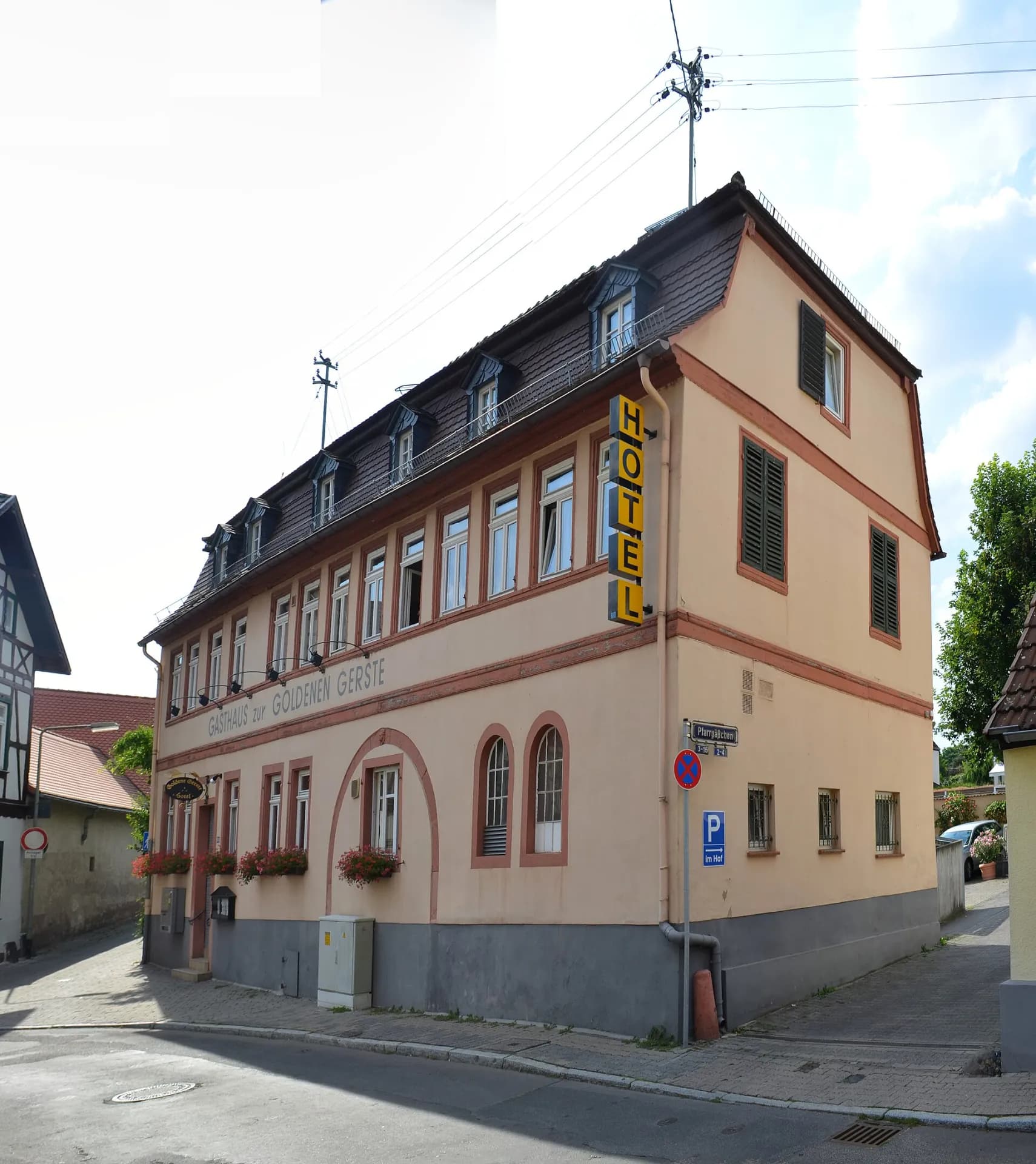 Gasthaus Zur Goldenen Gerste von der Straßenecke in Frankfurt Bonames