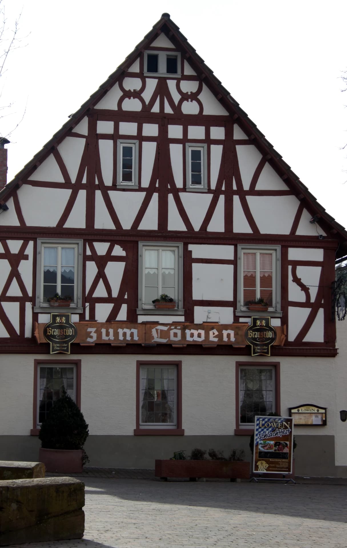 Giebelansicht des Gasthauses Zum Löwen in Seeheim-Jugenheim