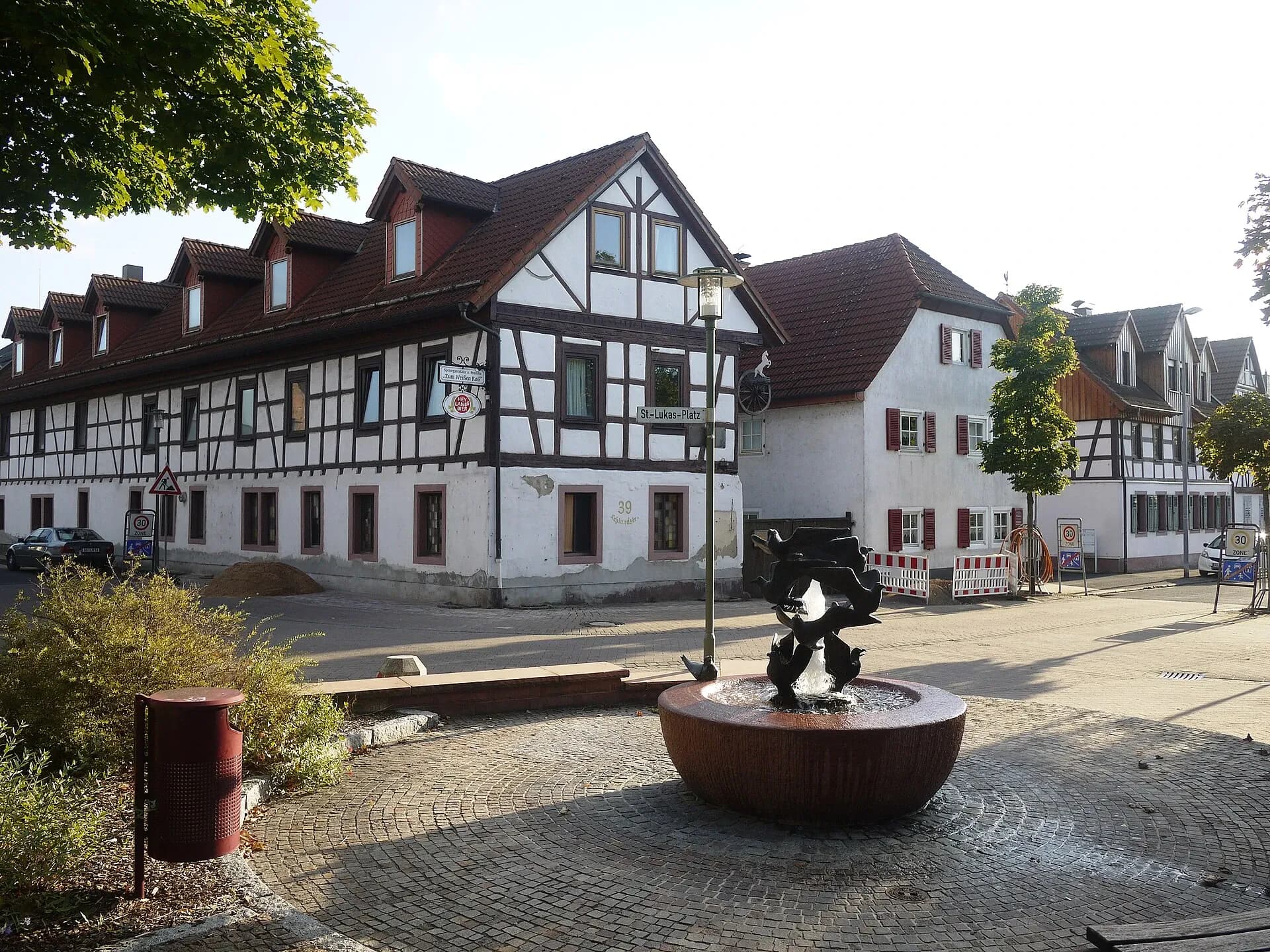 Fachwerkgasthaus Zum weißen Roß am Sankt-Lukas-Platz in Aschaffenburg-Leider