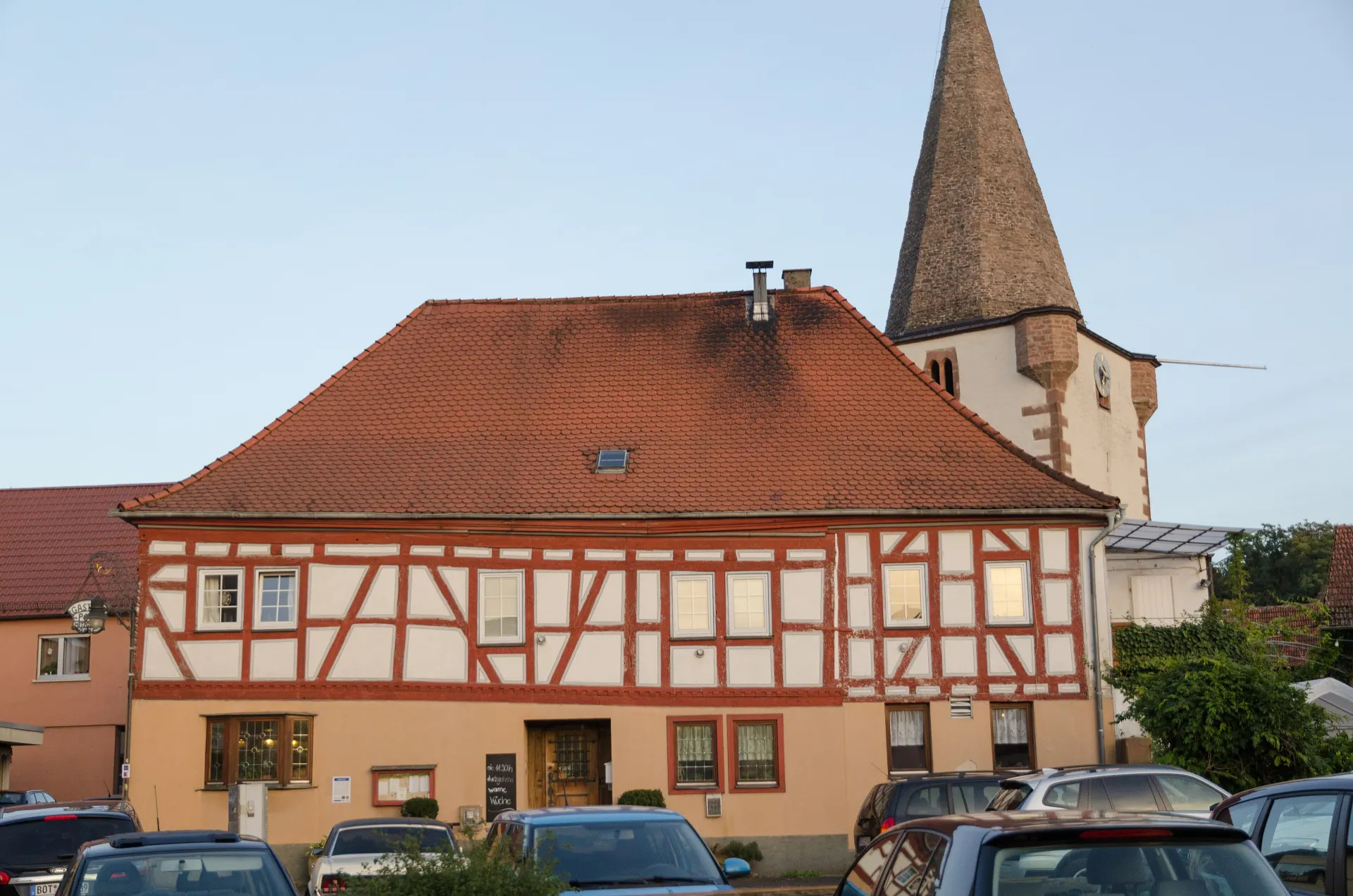 Gasthof Post und Kirchturm in Schöllkrippen