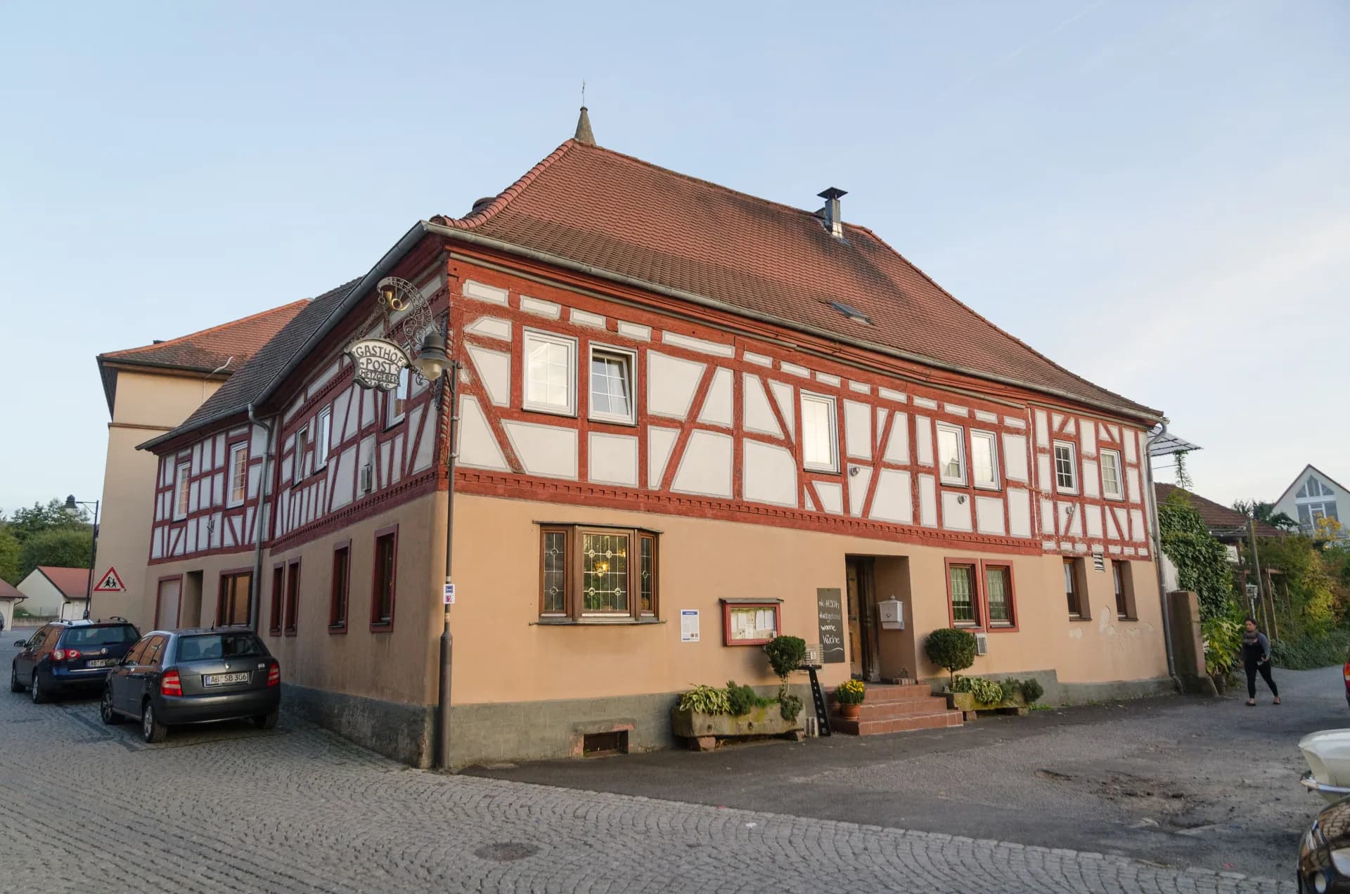 Straßenansicht des Gasthofs Post in Schöllkrippen